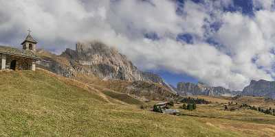 Col Reiser Santa Cristina Valgardena Chapel Grass Autumn Fine Art Photography Gallery Sunshine - 025425 - 12-10-2018 - 17107x7078 Pixel Col Reiser Santa Cristina Valgardena Chapel Grass Autumn Fine Art Photography Gallery Sunshine Flower Landscape Fine Art Printer Famous Fine Art Photographers...