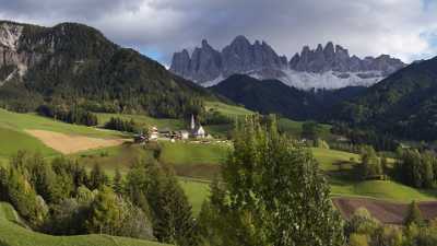 Sankt Magdalena Villnoess Tal Geislergruppe Dolomiten Berg Wald Royalty Free Stock Images Shoreline - 005080 - 13-10-2009 - 7376x4151 Pixel Sankt Magdalena Villnoess Tal Geislergruppe Dolomiten Berg Wald Royalty Free Stock Images Shoreline Fine Art Photographer Fine Art Foto Beach Fine Art Print...