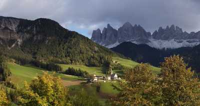 Sankt Magdalena Villnoess Tal Geislergruppe Dolomiten Berg Wald Prints Color Barn Image Stock - 005086 - 13-10-2009 - 7762x4133 Pixel Sankt Magdalena Villnoess Tal Geislergruppe Dolomiten Berg Wald Prints Color Barn Image Stock Fine Art Print Grass Snow Royalty Free Stock Photos What Is Fine...