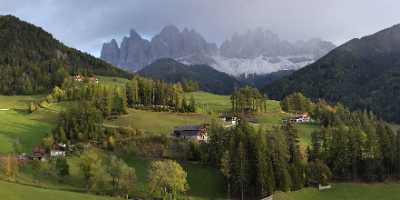 Sankt Magdalena Villnoess Tal Geislergruppe Dolomiten Berg Wald Fine Art Giclee Printing - 005098 - 13-10-2009 - 8964x4126 Pixel Sankt Magdalena Villnoess Tal Geislergruppe Dolomiten Berg Wald Fine Art Giclee Printing Fine Art Pictures Rain Art Prints For Sale Fine Art Photography Fine...