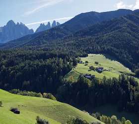 Sankt Peter Villnoess Tal Geislergruppe Dolomiten Berg Wald Fine Art Photography Image Stock - 004844 - 11-10-2009 - 6485x5793 Pixel Sankt Peter Villnoess Tal Geislergruppe Dolomiten Berg Wald Fine Art Photography Image Stock Fine Art Photography Prints Town Landscape Photography Island Photo...