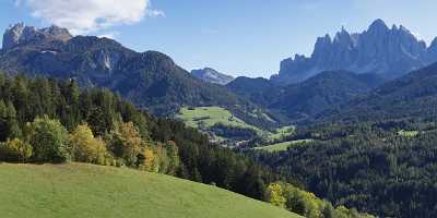 Sankt Peter Villnoess Tal Geislergruppe Dolomiten Berg Wald Famous Fine Art Photographers Town - 004850 - 11-10-2009 - 12089x4123 Pixel Sankt Peter Villnoess Tal Geislergruppe Dolomiten Berg Wald Famous Fine Art Photographers Town Modern Art Prints Art Photography Gallery City Modern Art Print...