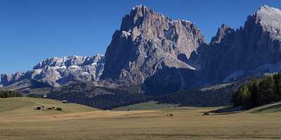 Seiser Alm Alpe Siusi Langkofel Sasso Lungo Dolomiten Sky Barn Spring Color Photo Fine Art - 005329 - 16-10-2010 - 14092x4011 Pixel Seiser Alm Alpe Siusi Langkofel Sasso Lungo Dolomiten Sky Barn Spring Color Photo Fine Art Landscape Fine Art Printer Fine Art Photography For Sale Stock Photos...