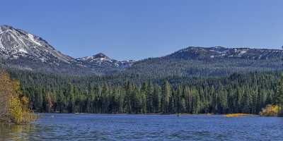 Viola Lassen Volcanic National Park Manzanita Lake View Outlook Art Photography For Sale Town Sea - 021758 - 23-10-2017 - 21537x6990 Pixel Mineral California Emerald Lake Lassen Volcanic National Park Sommer Panorama Eis Baum In Bluete Fuss Sonnenschein See Foto Auswahl Panorama Foto Verkauf Meer...