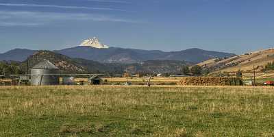 Tygh Valley Mount Hood Oregon Farm Grass Snow Stock Images Fine Art Photographer Art Prints Autumn - 022374 - 06-10-2017 - 16467x6536 Pixel Tygh Valley Mount Hood Oregon Farm Grass Snow Stock Images Fine Art Photographer Art Prints Autumn Fine Art Fine Art Fotografie Art Photography Gallery Fog...