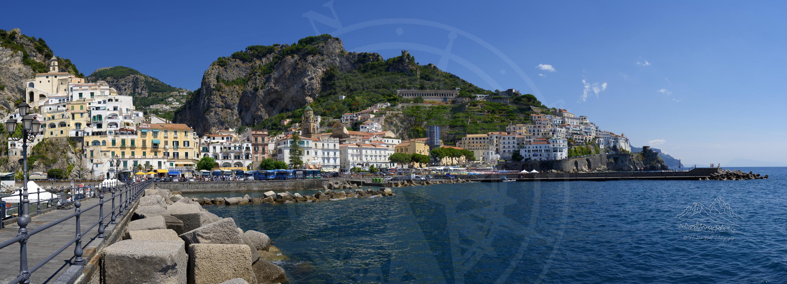 Panoramablick im Sommer auf den Hafen von Amalfi vom Lungomare dei Cavalieri di San Giovanni