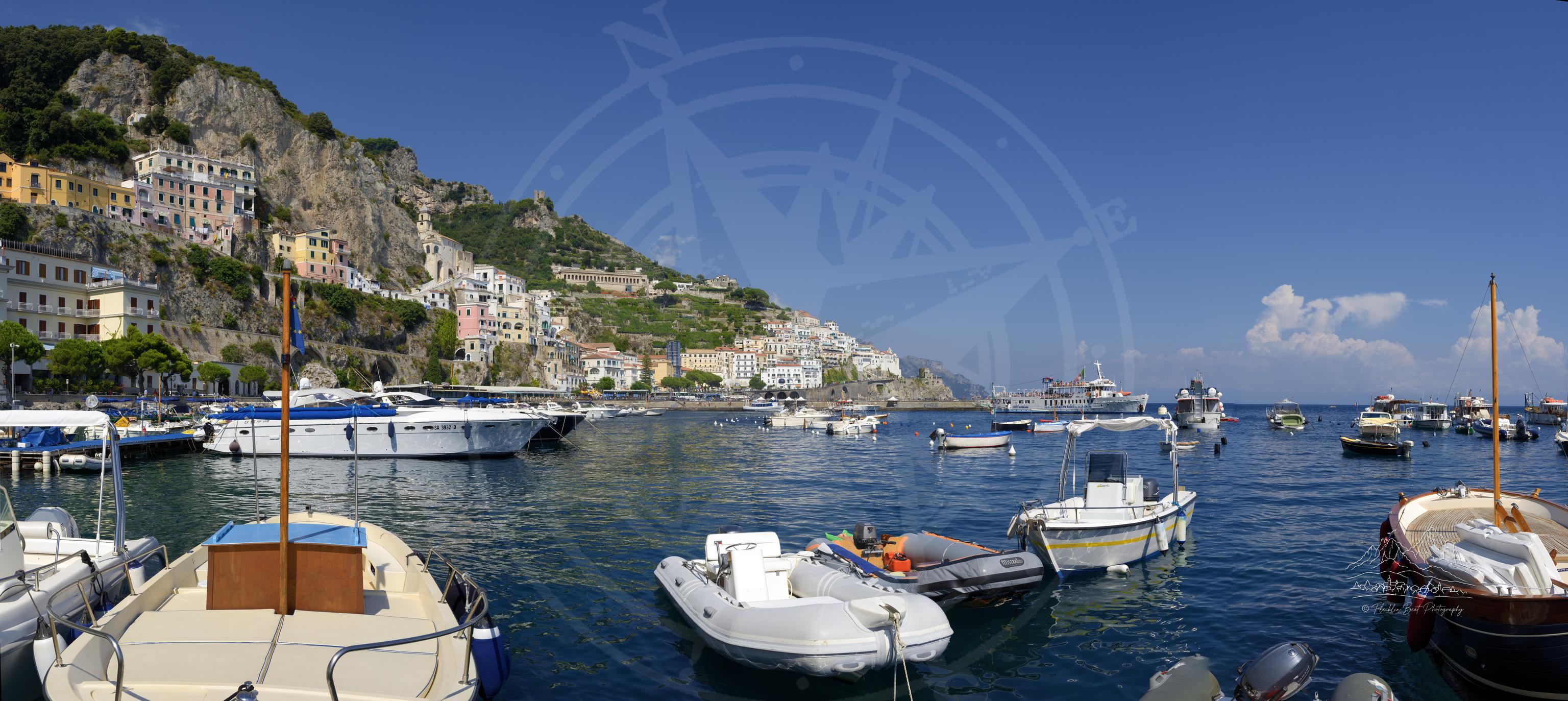 Panoramablick auf den Hafen von Amalfi im Sommer in Kampanien, Italien