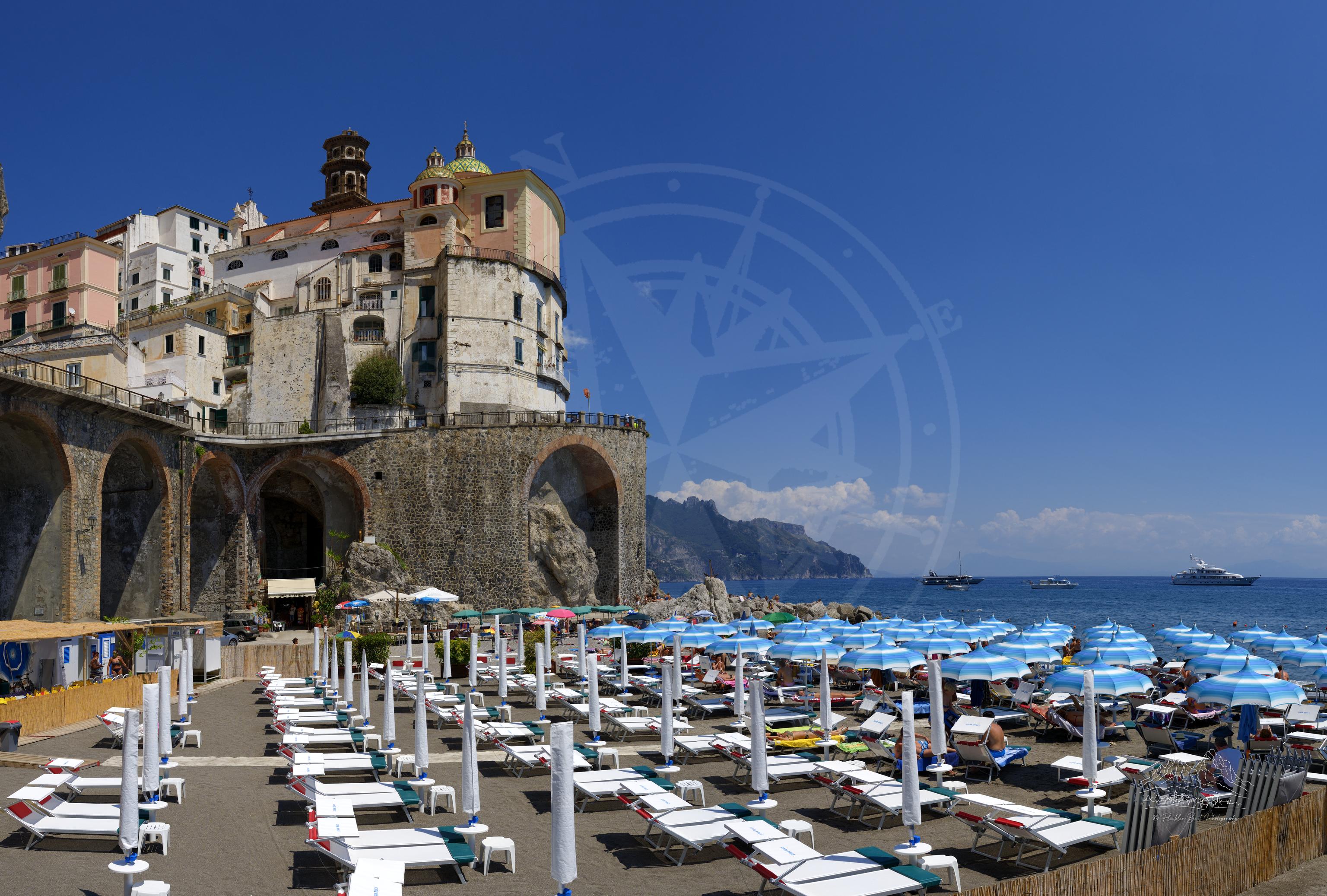 Panoramablick auf den Sommerstrand von der Strada Statale Amalfitana in Atrani, Italien