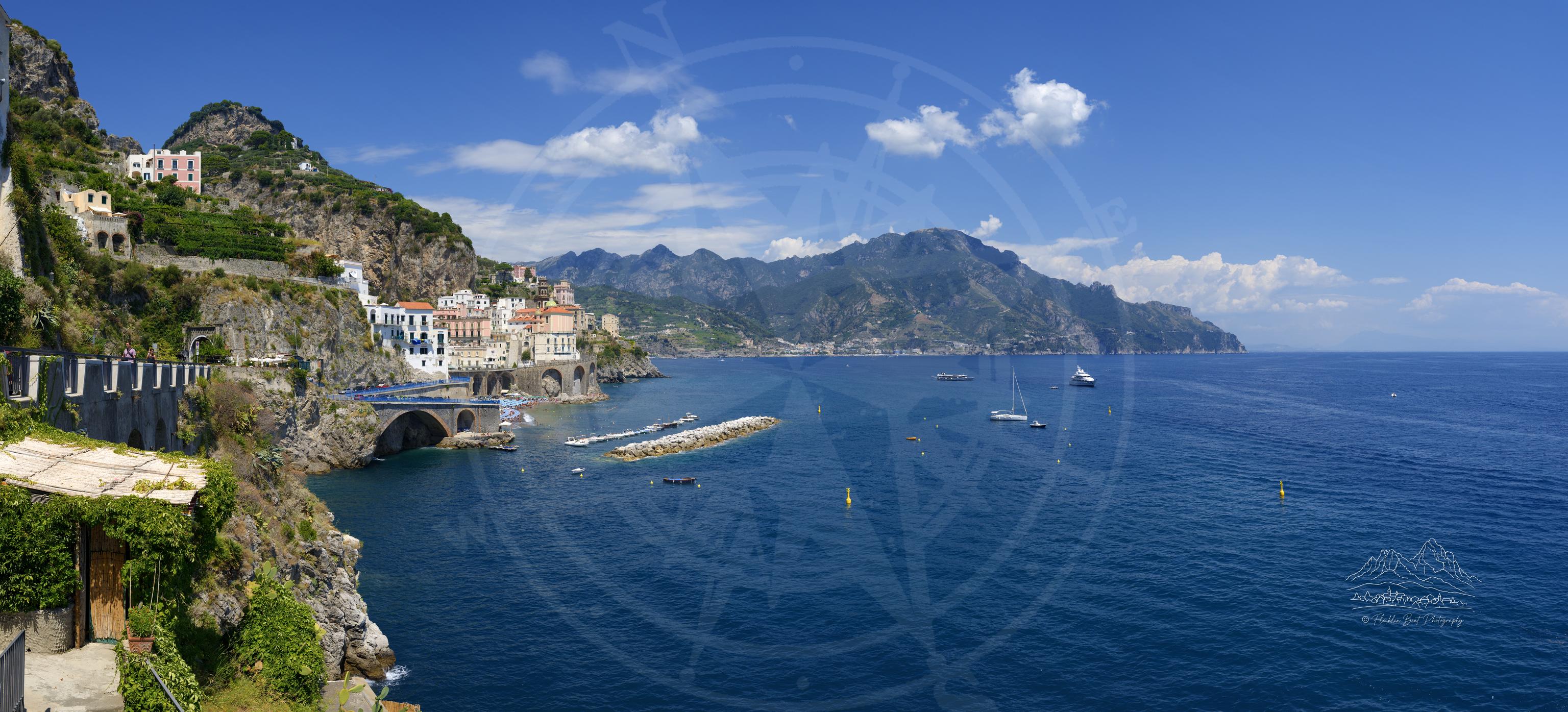 Panoramablick auf das Sommermeer von der Torre Saracena in Pogerola, Kampanien, Italien