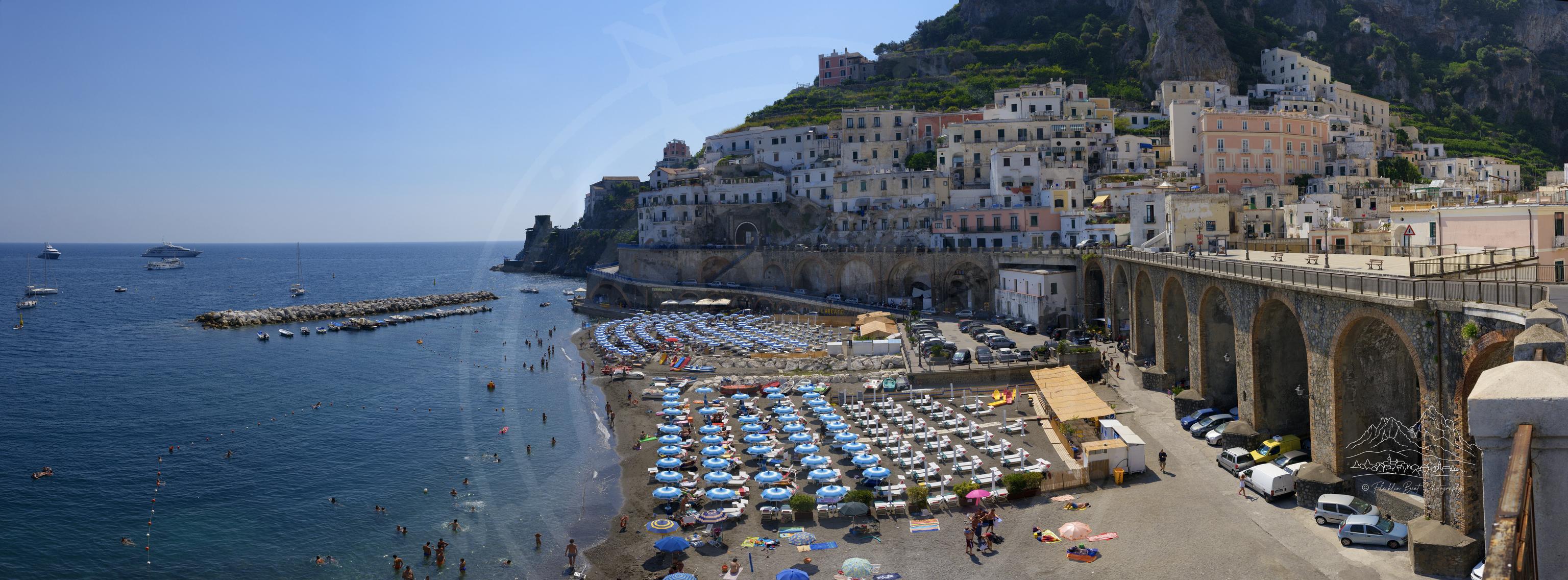 Sommer-Panorama von Atrani und dem Tyrrhenischen Meer von der Strada Statale Amalfitana