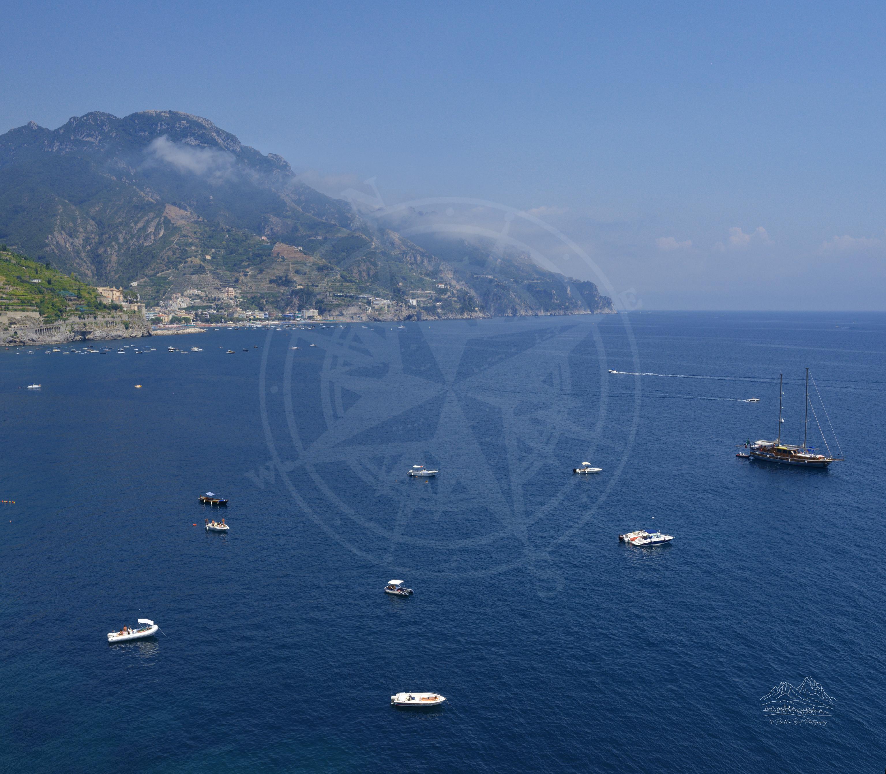 Panoramablick auf den Hafen von Marmorata am Tyrrhenischen Meer im Sommer, Kampanien, Italien