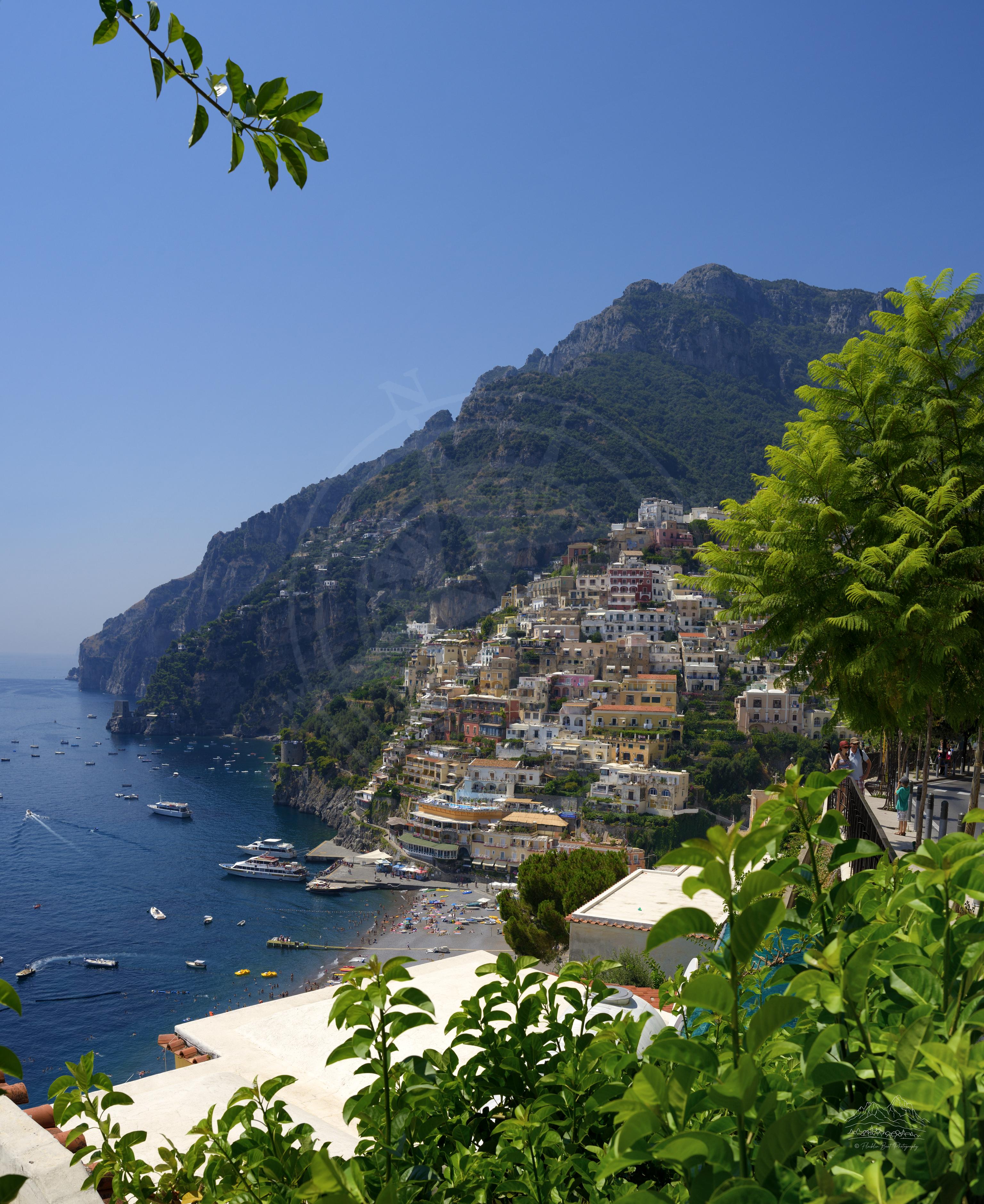 Panoramablick im Sommer auf Positano Stadt und Strand in Kampanien, Italien