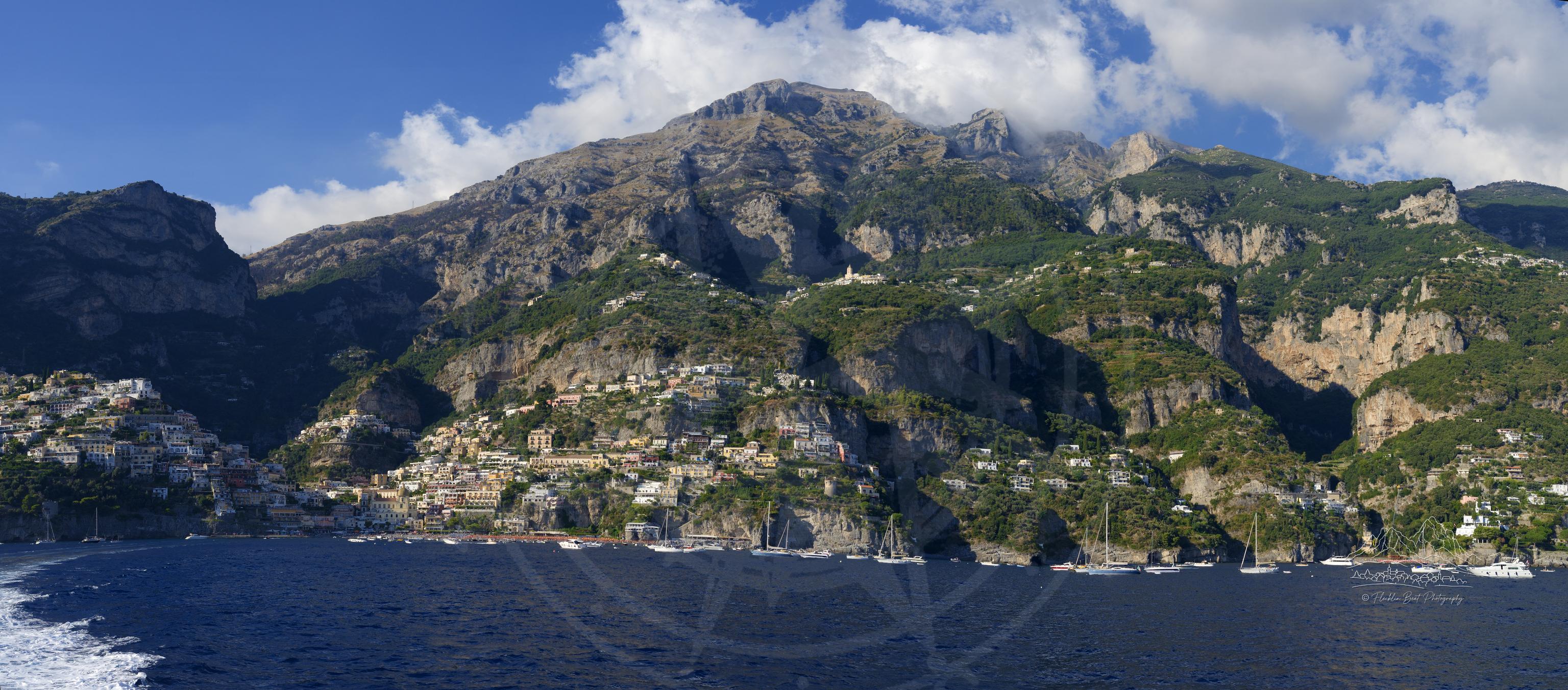 Sommerpanorama der Meeresaussicht vom Porto di Positano in Kampanien, Italien