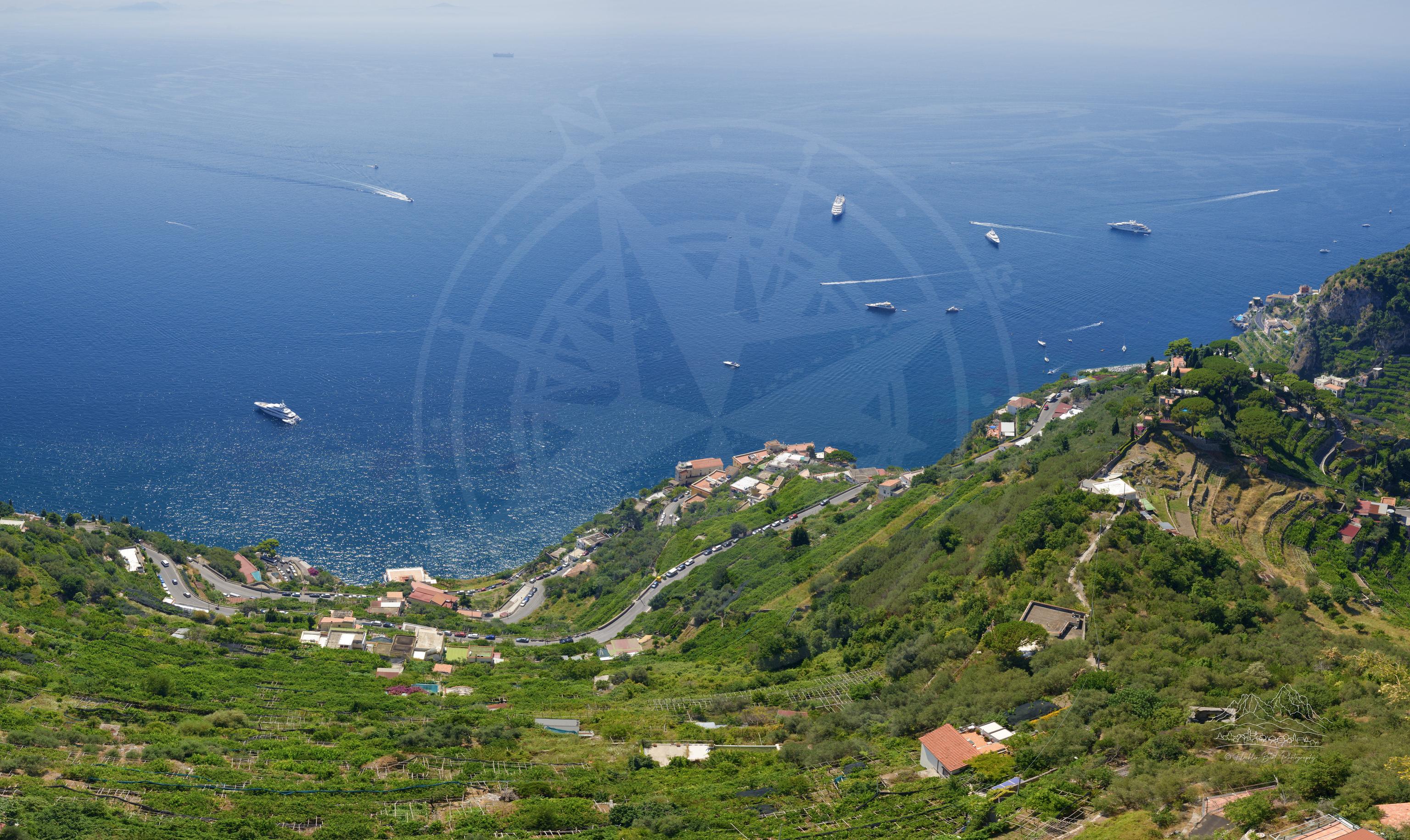 Panoramablick im Sommer auf die Stadt Ravello und das Tyrrhenische Meer