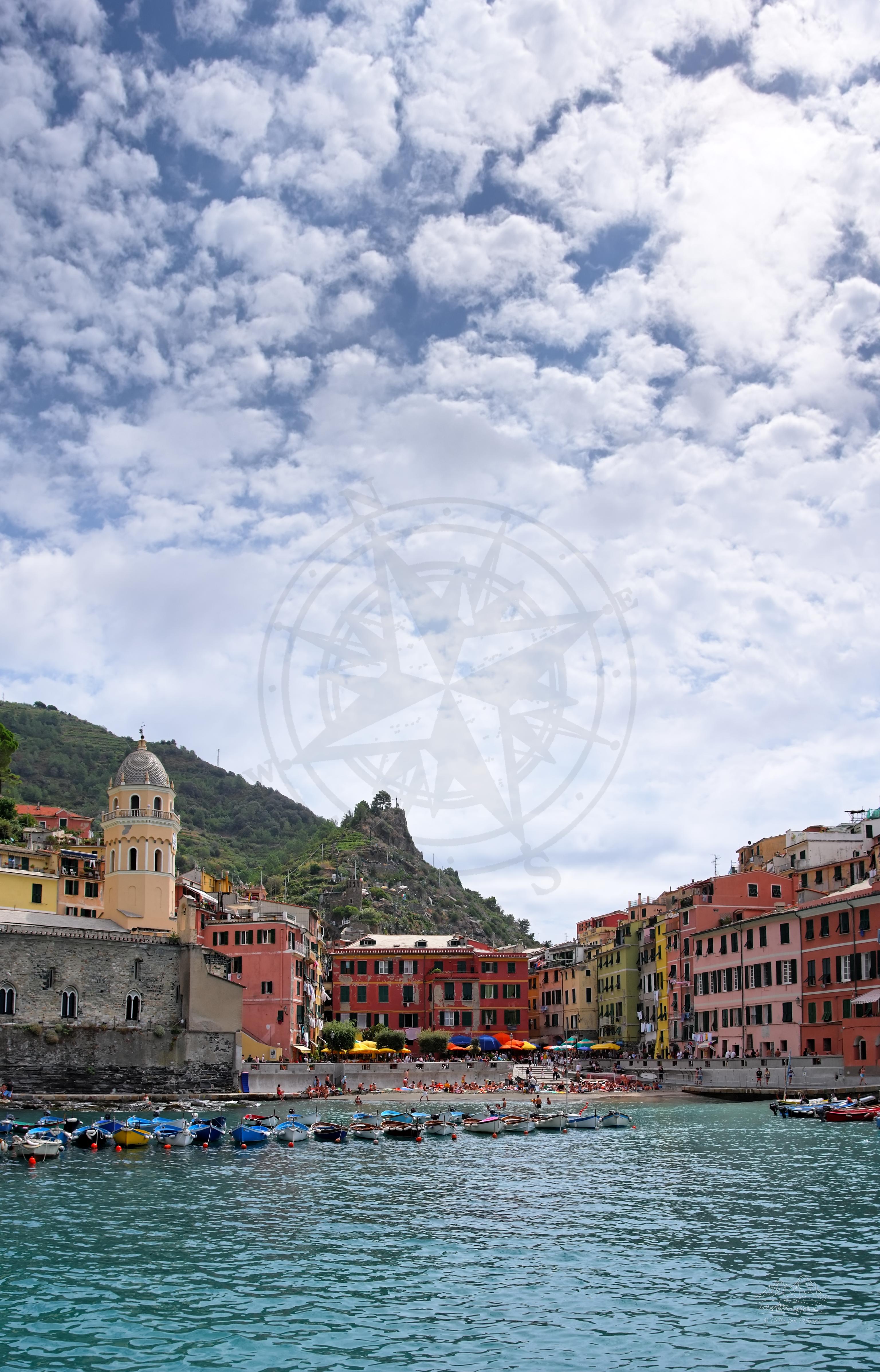 Vista panoramica del porto di Vernazza in Liguria d'estate