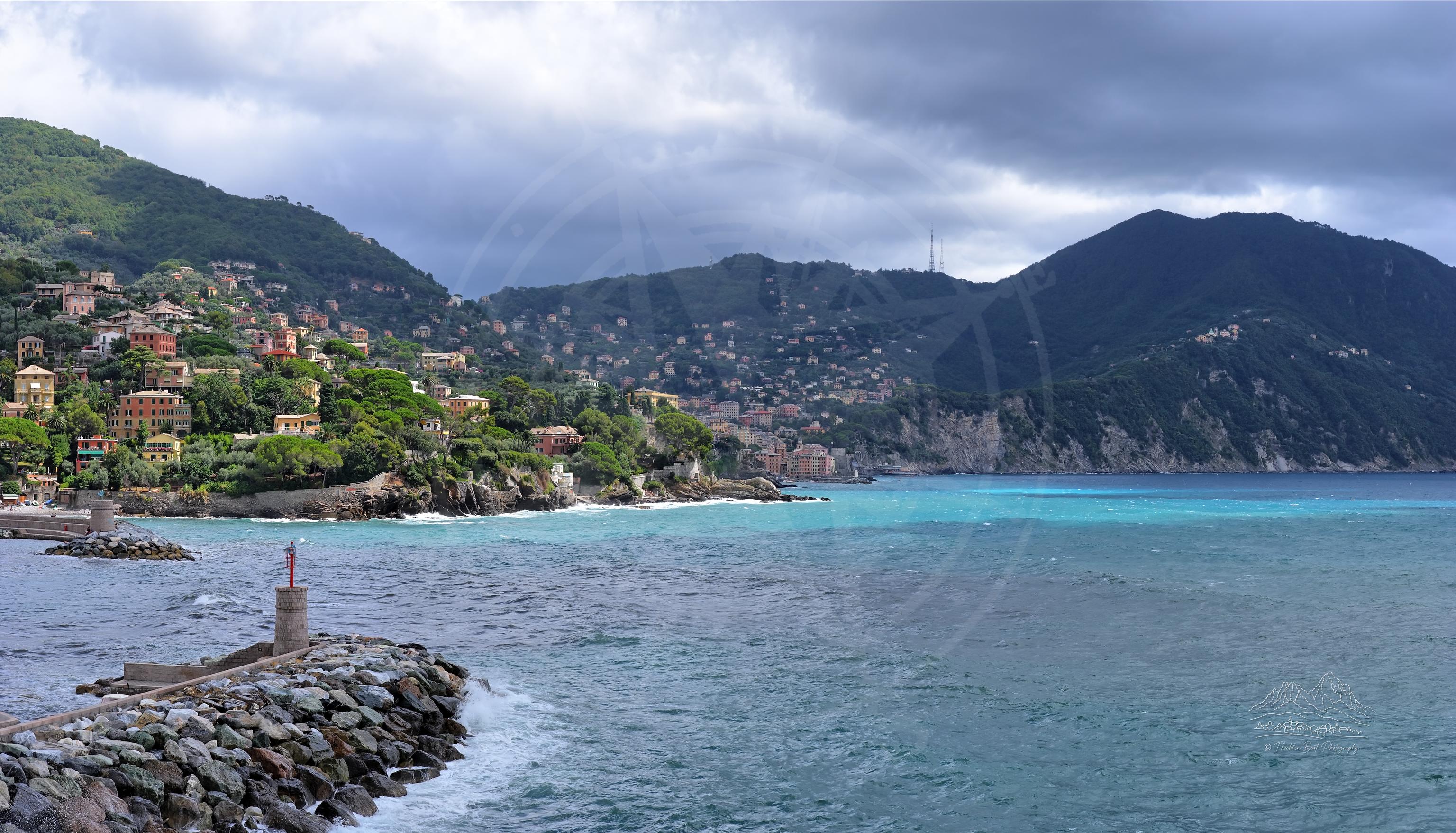 Panoramablick auf die ligurische Küste mit Recco und Camogli im Sommer