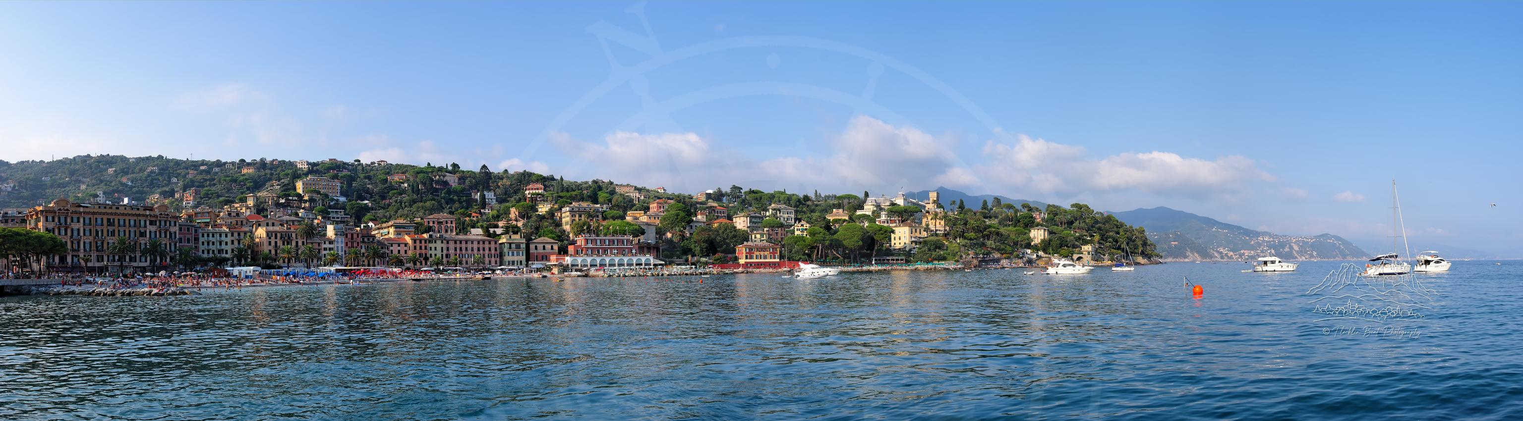 Panoramablick auf den Hafen von Santa Margherita Ligure im Sommer