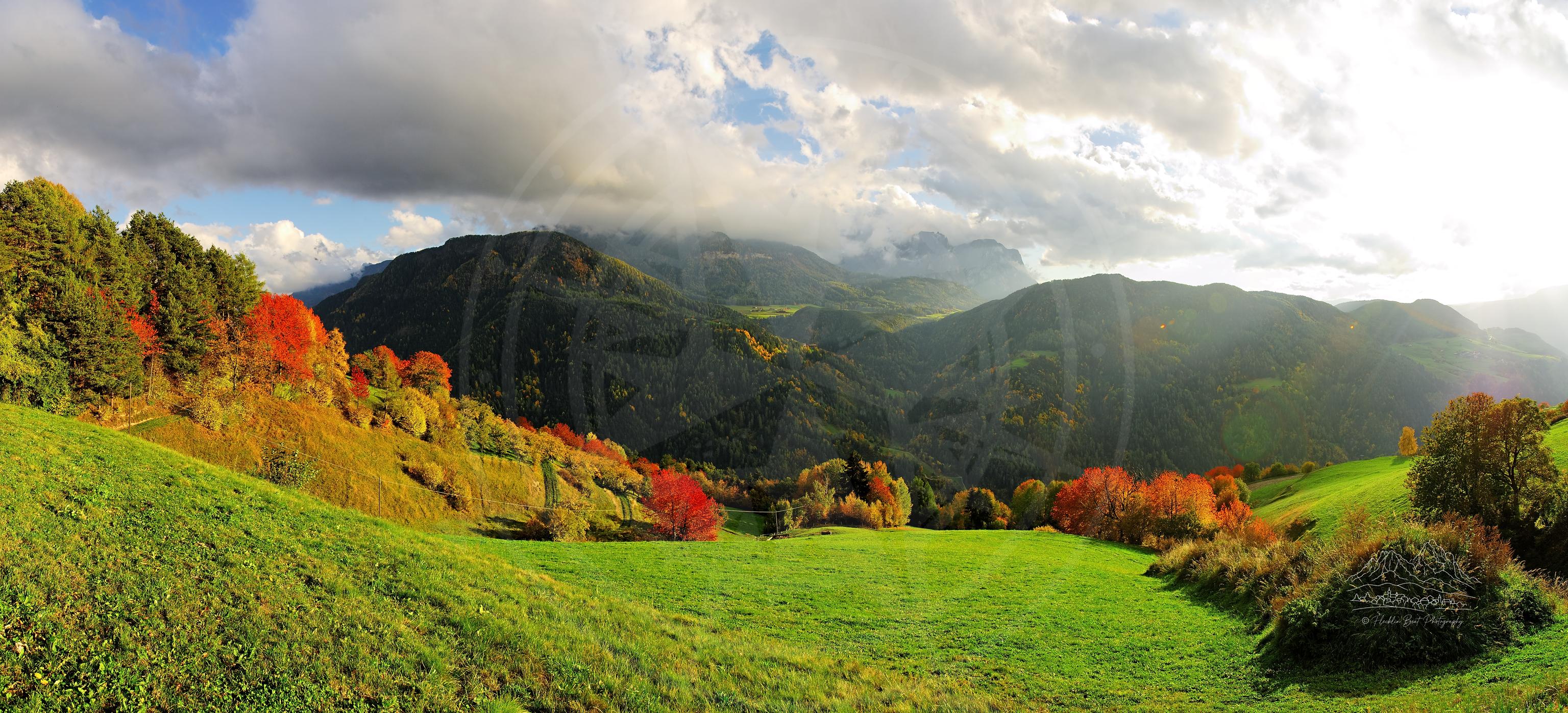 Herbst-Panorama im Tal von Südtirol, Italien