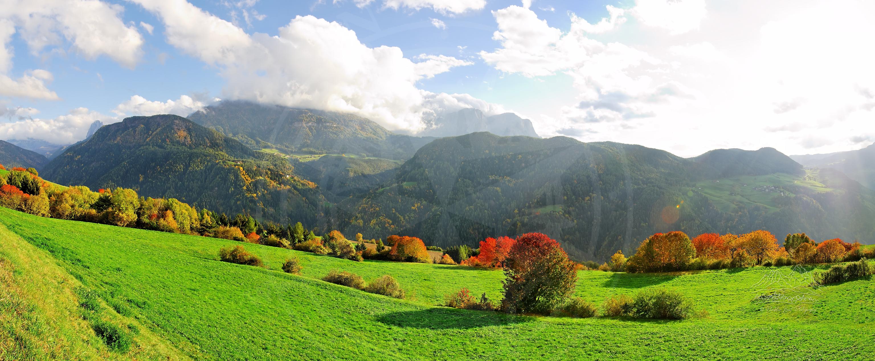 Herbstliches Talpanorama, Südtirol, Italien
