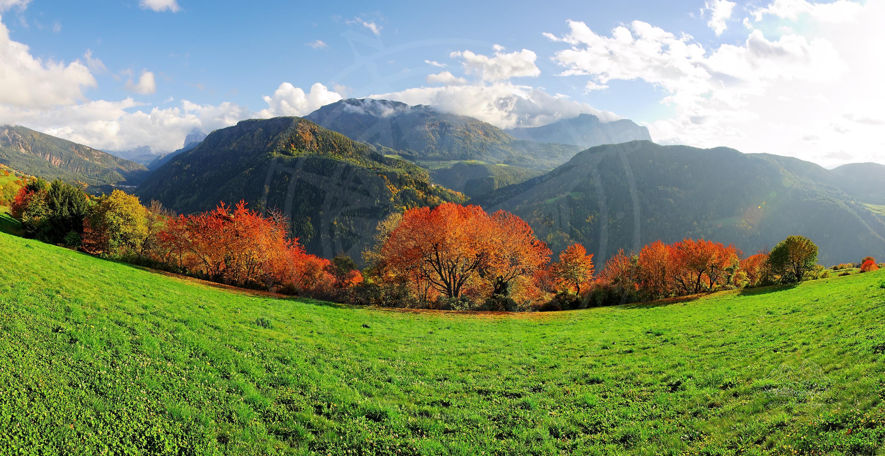 Herbstliches Panorama eines Tals in Südtirol, Italien