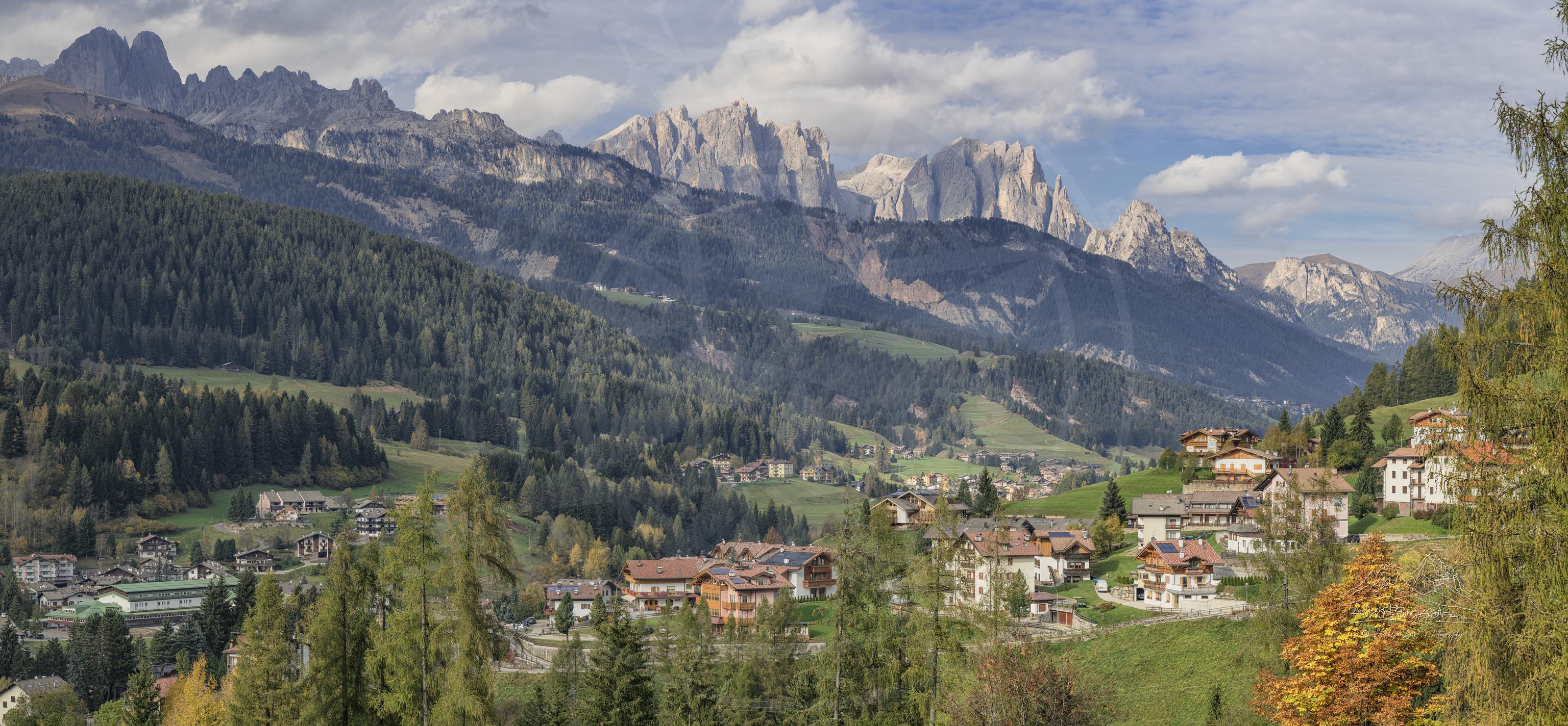 Herbstpanorama des Dorfes Moena und der Dolomiten