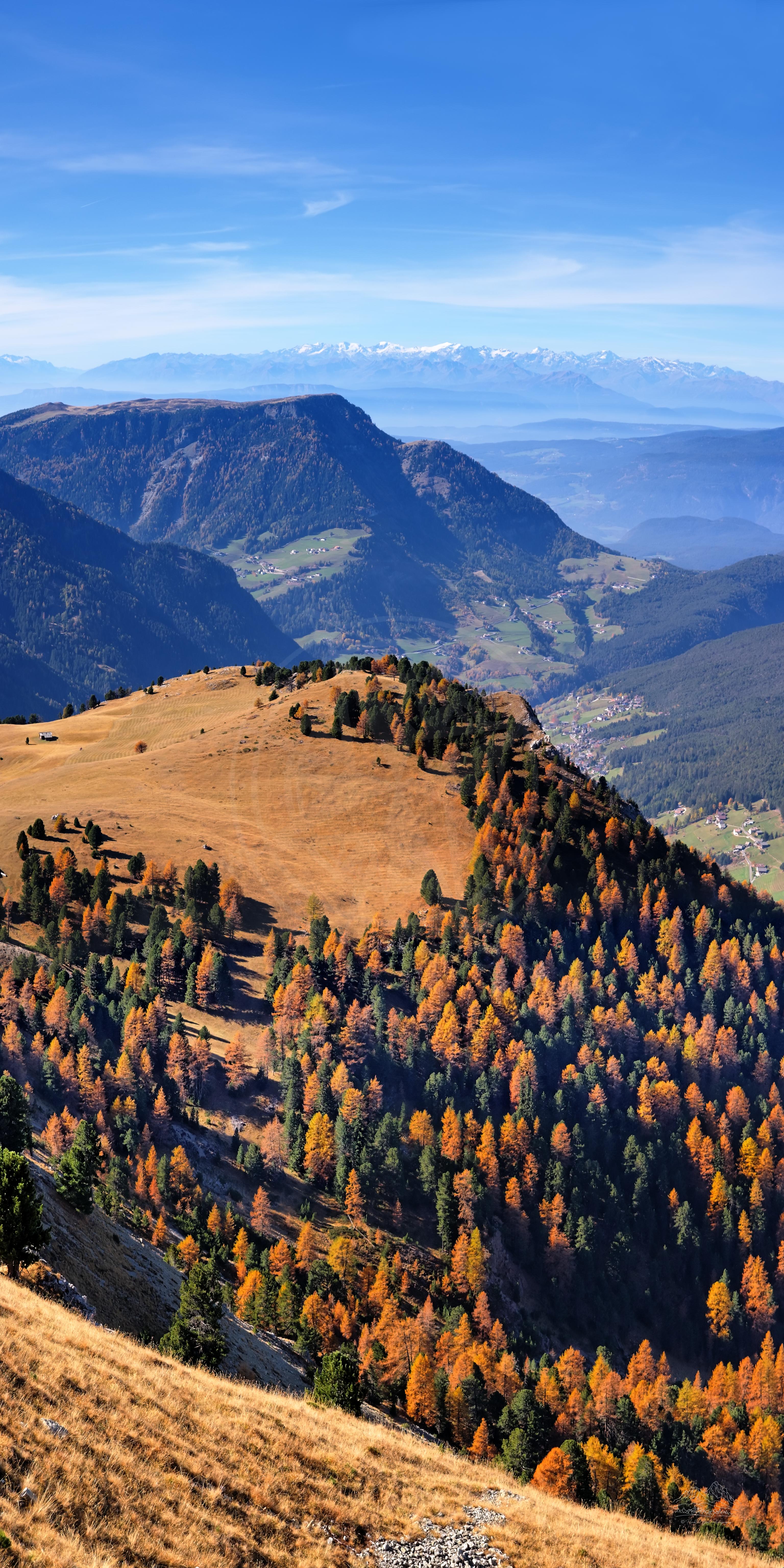 Herbstliches Talpanorama am Troi di Tuei, St. Christina in Gröden