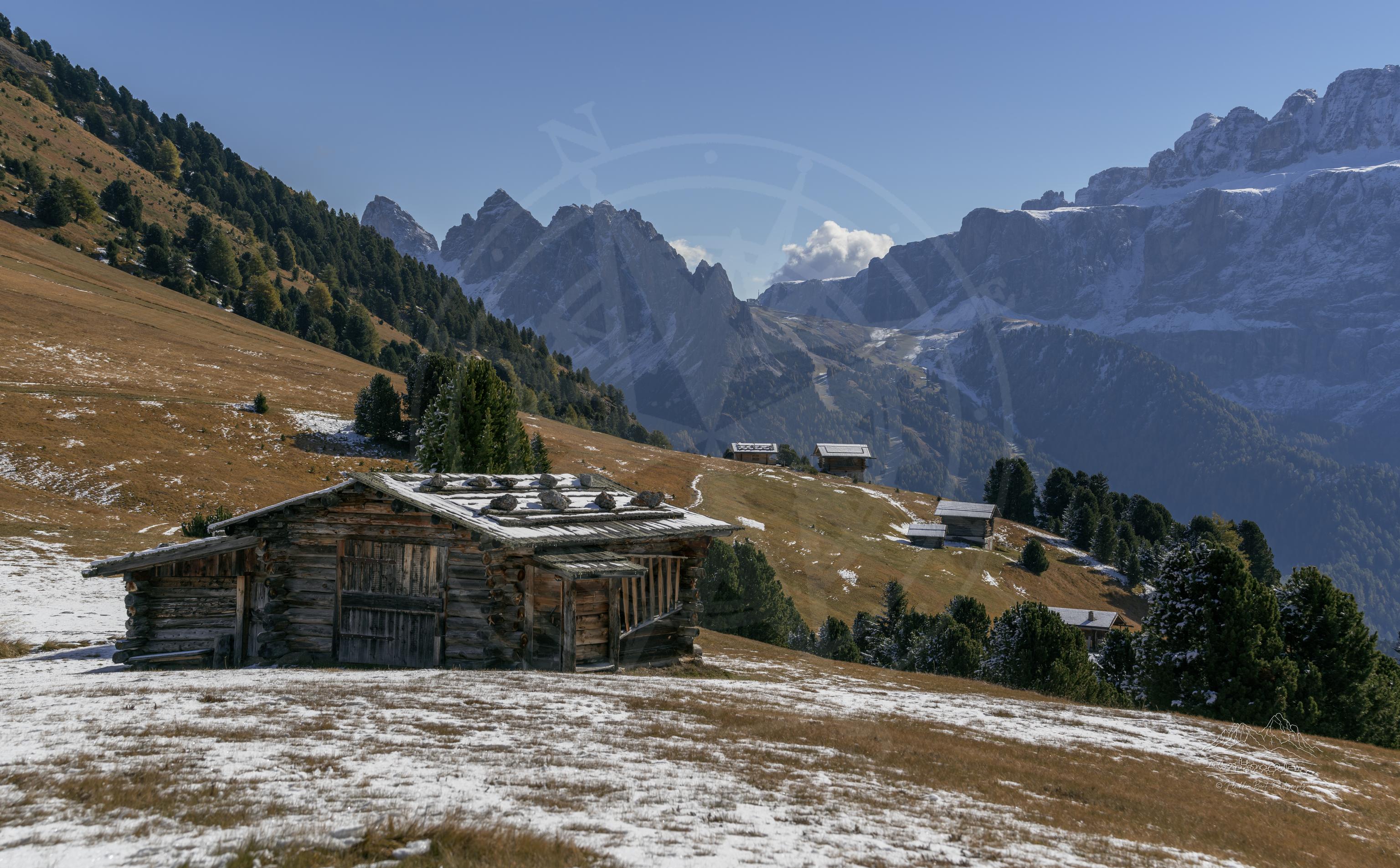 Panoramablick auf die herbstliche Berglandschaft bei Christ de Seurasas, Ortisei