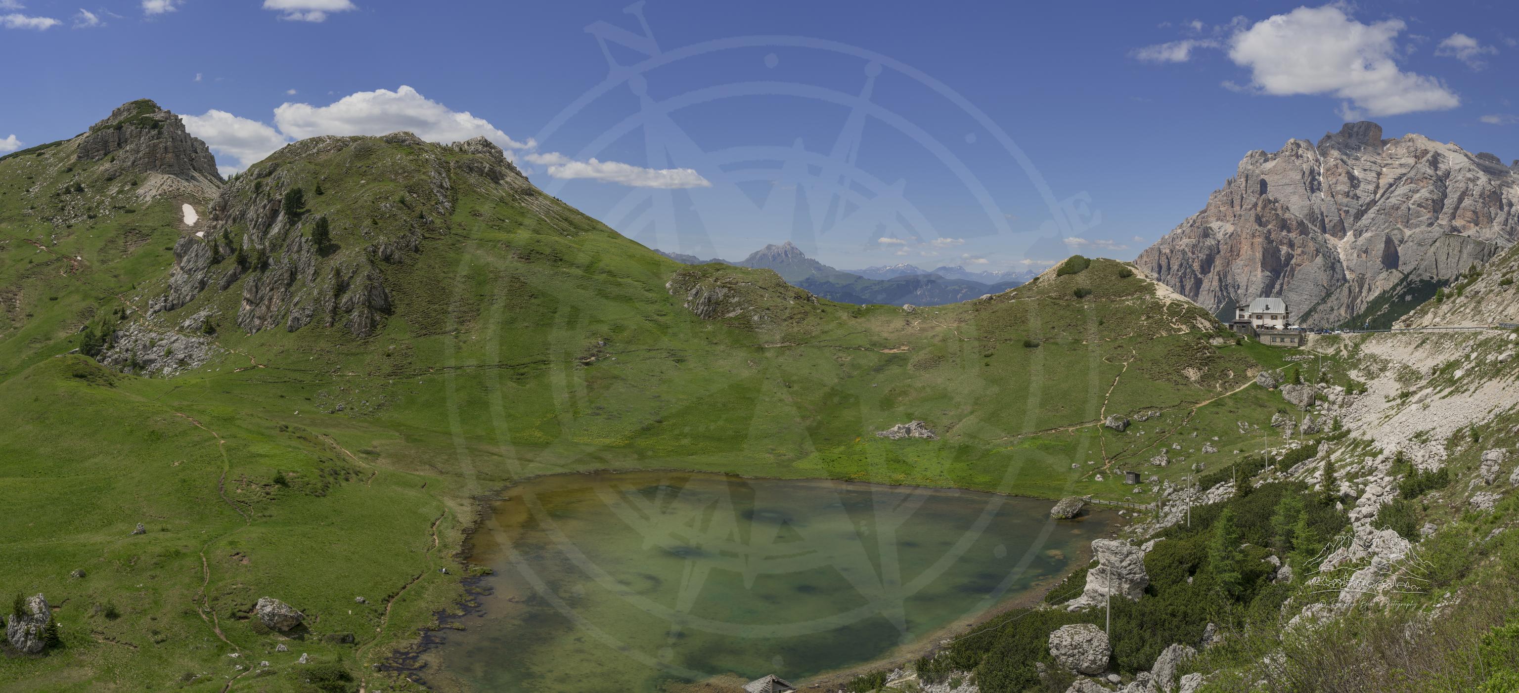 Sommer-Panorama am Bergsee am Passo Falzarego, Italien