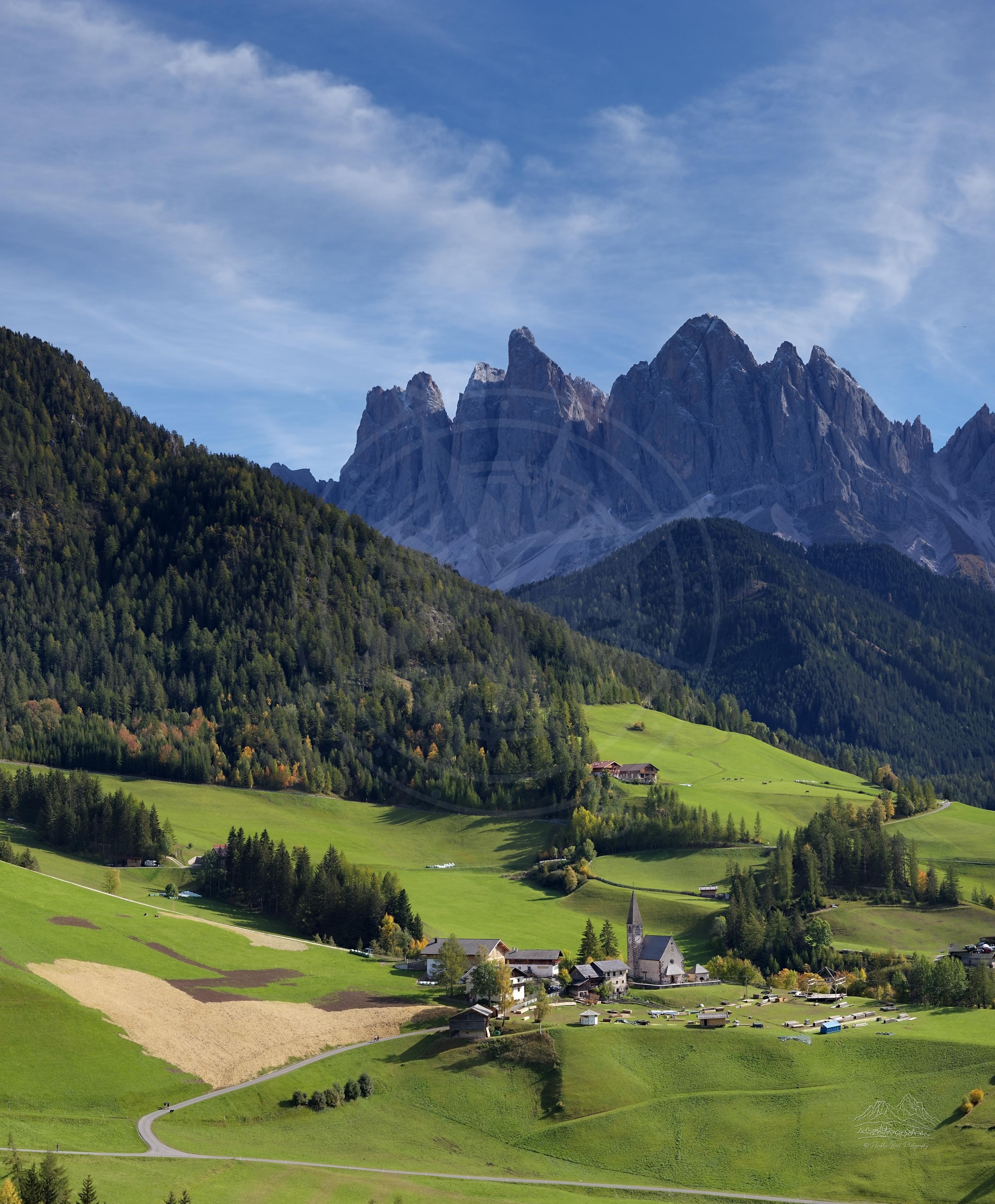 Herbstpanorama des St. Magdalena Tals in Südtirol, Italien