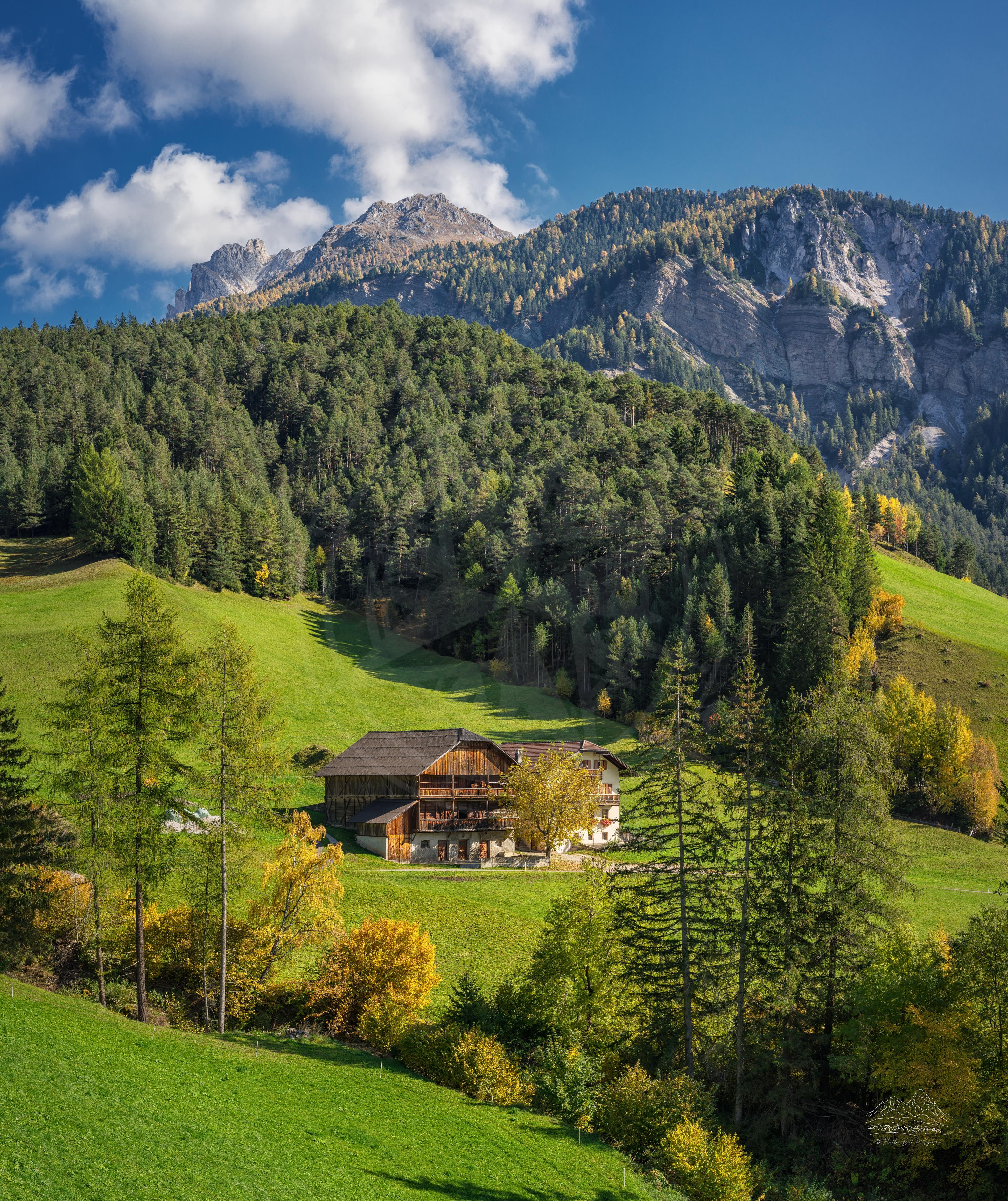 Panoramische Herbstlandschaft des Dorfes Santa Maddalena in Südtirol, Italien