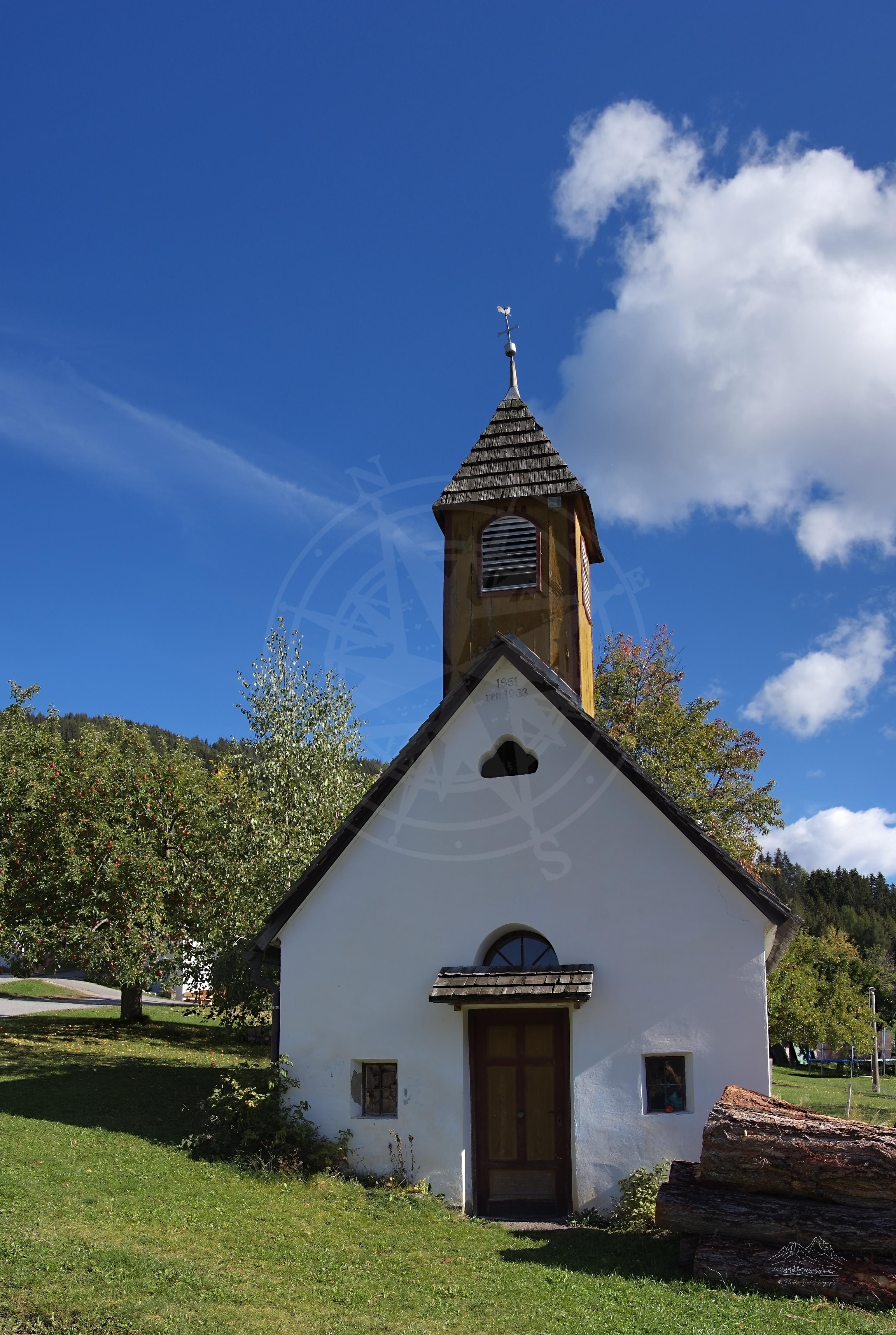 Herbstpanorama der historischen Kapelle im Dorf St. Peter, Südtirol