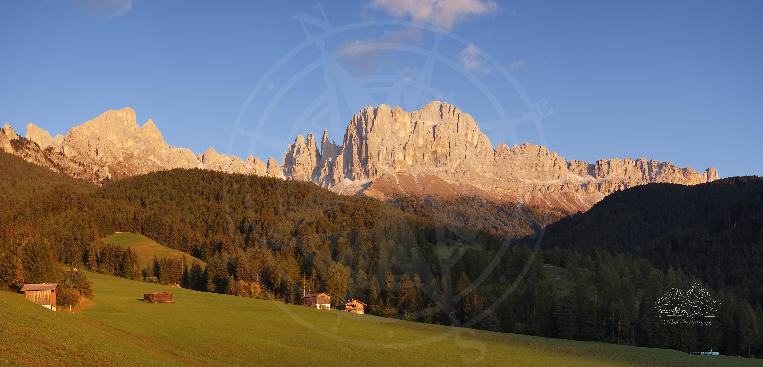 Herbstpanorama von Bergtal in Südtirol, Italien