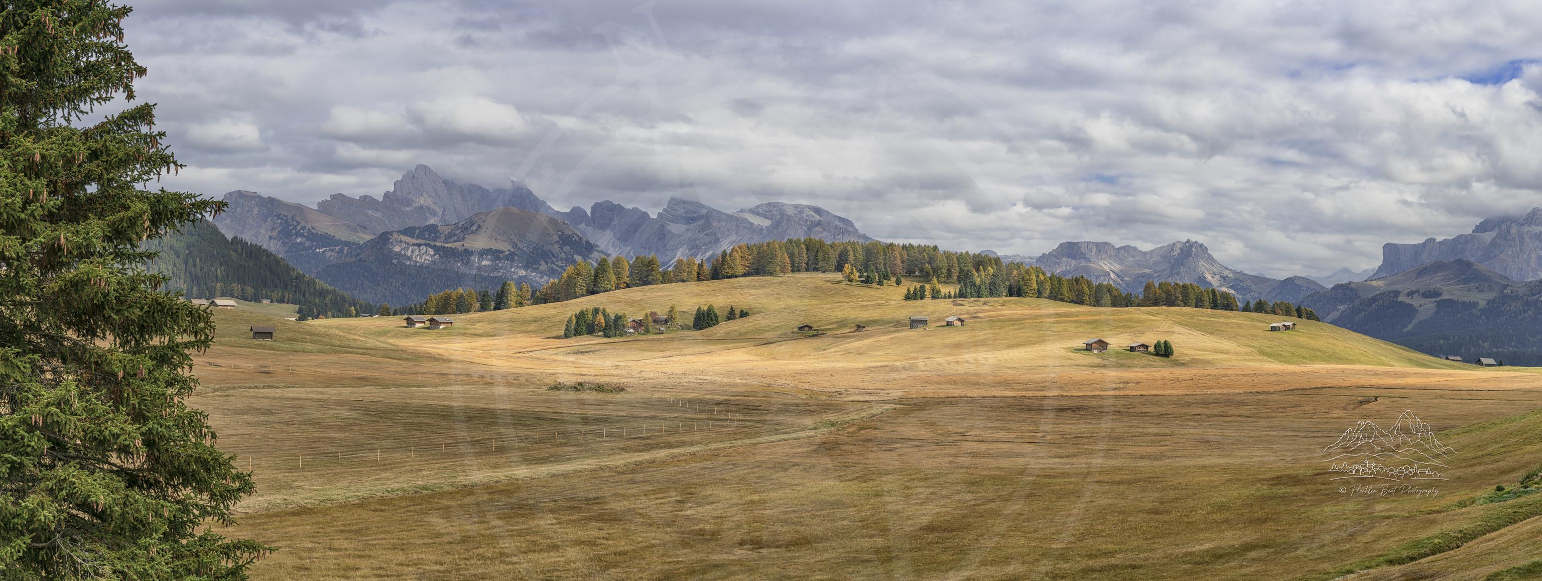 Herbstpanorama der Seiser Alm in Südtirol, Italien