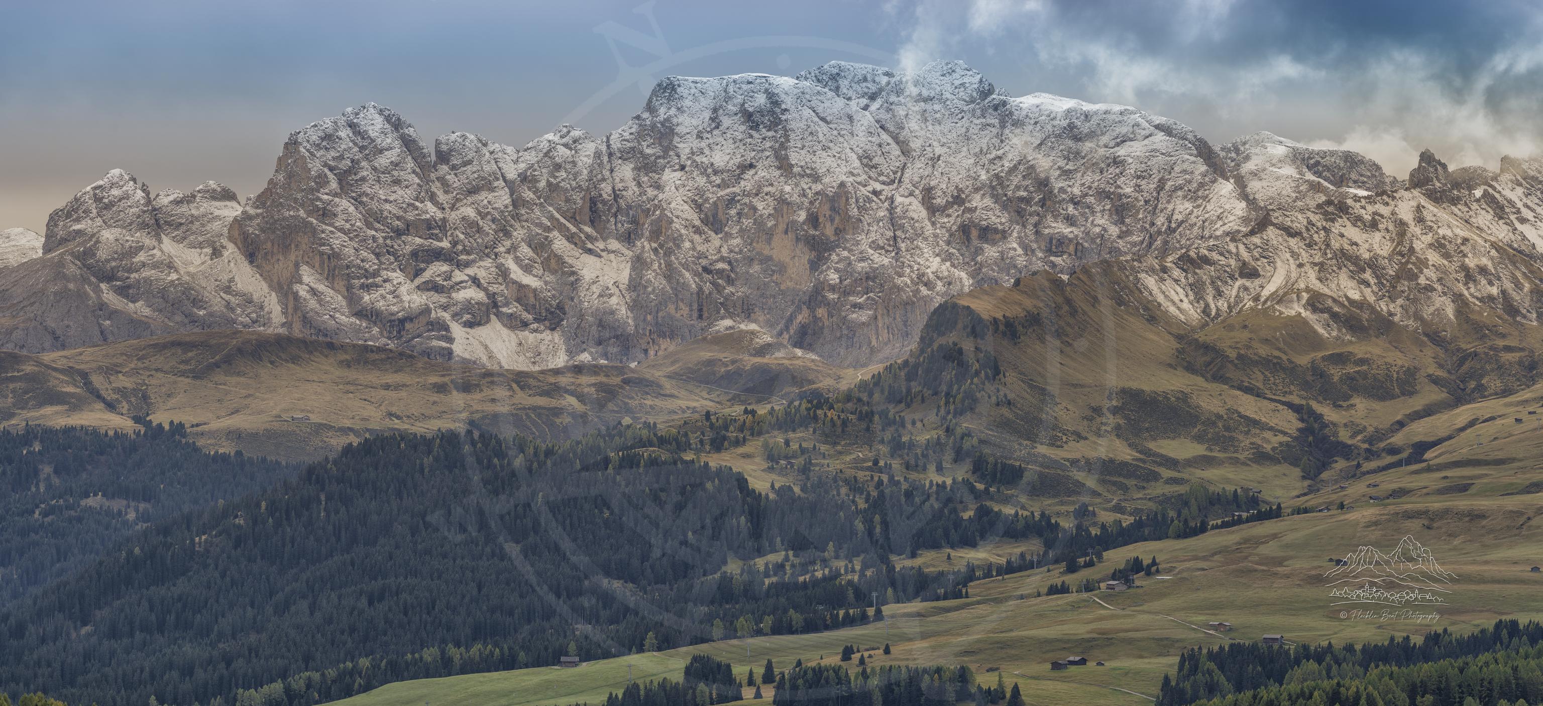Herbstpanorama von Bergen und Tälern in Seiser Alm, Südtirol, Italien
