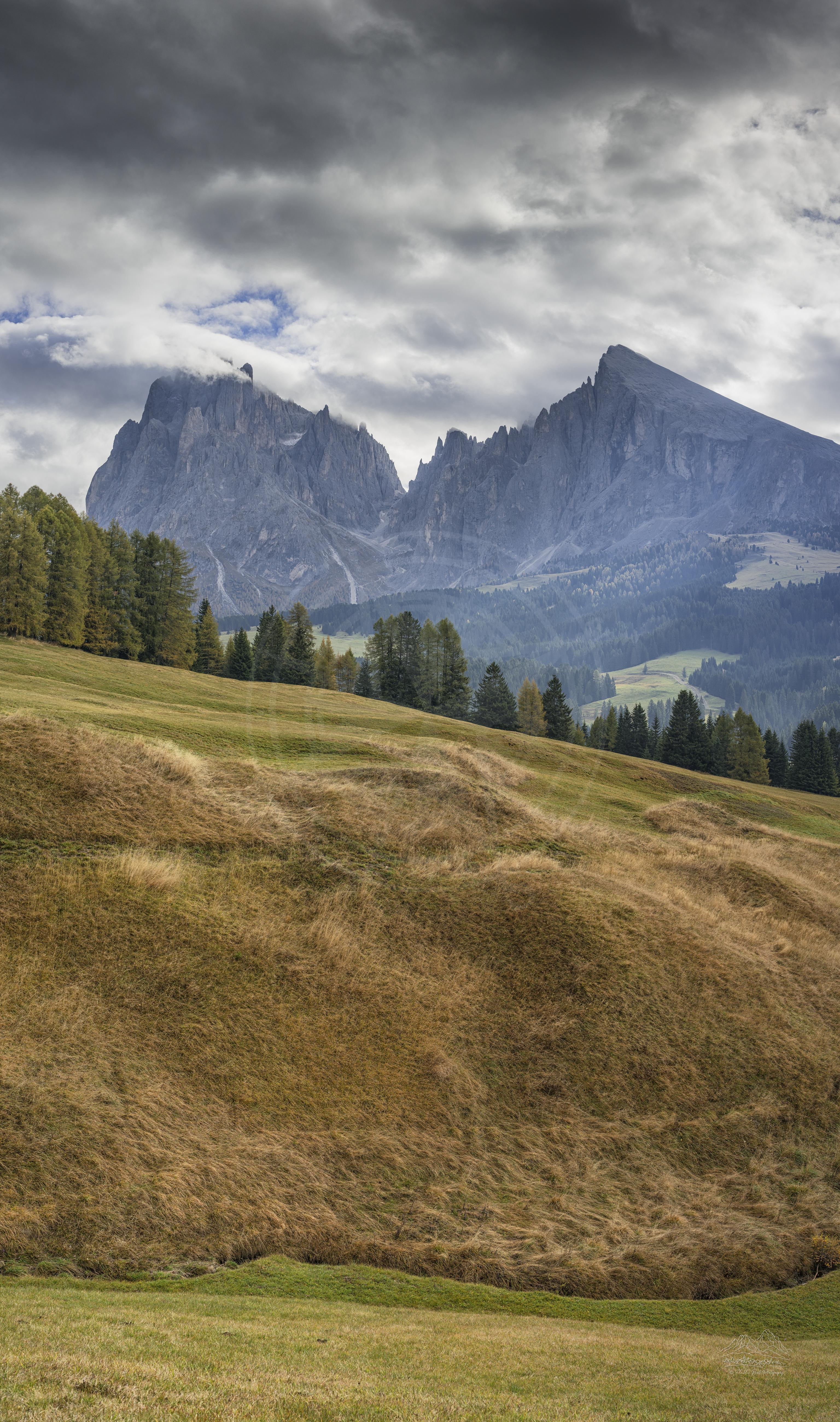 Herbstpanorama des Seiser Alm-Tals mit Dolomiten in Südtirol Italien