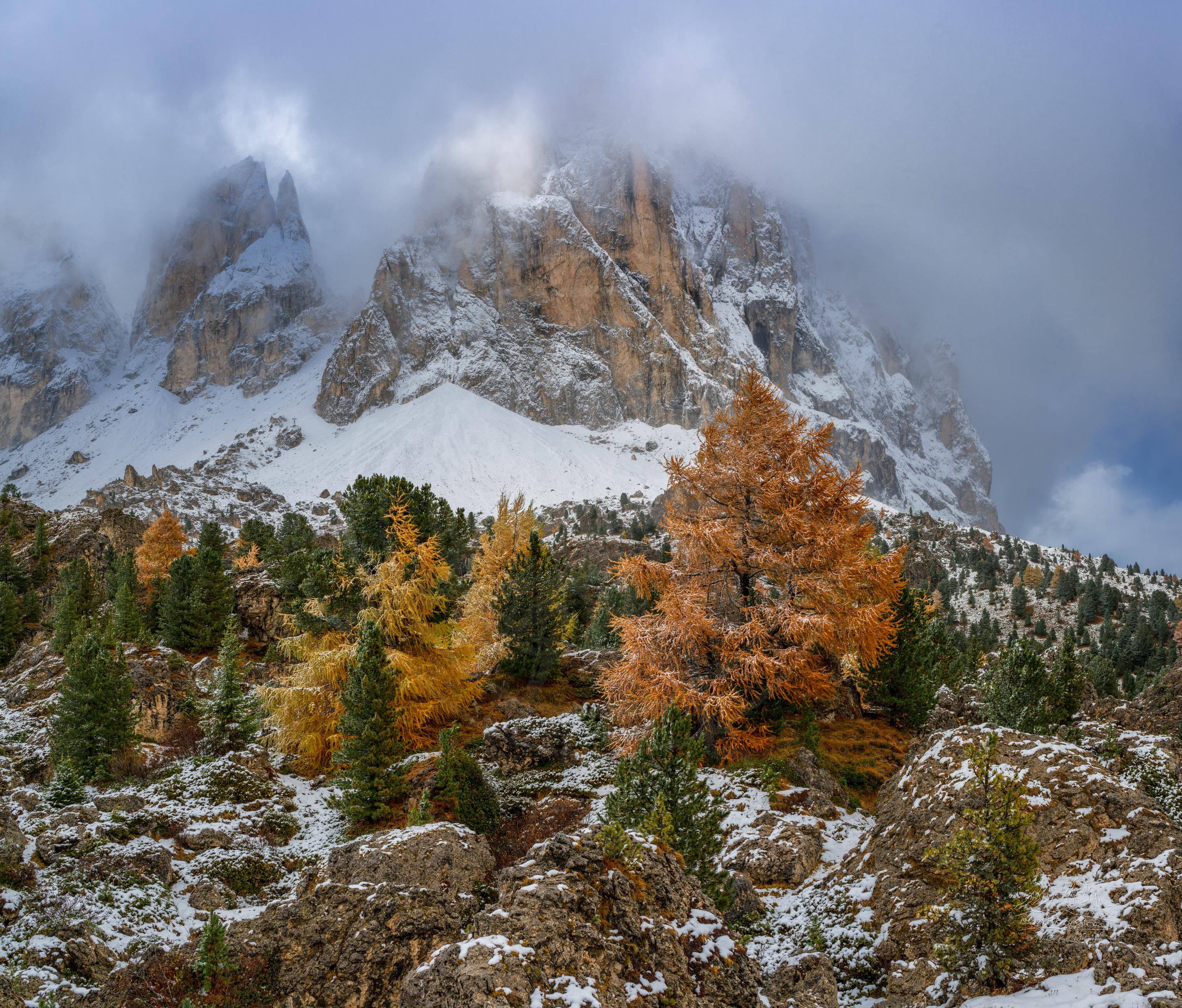 Herbstliche Panoramaberglandschaft am Sellajoch, Südtirol, Italien