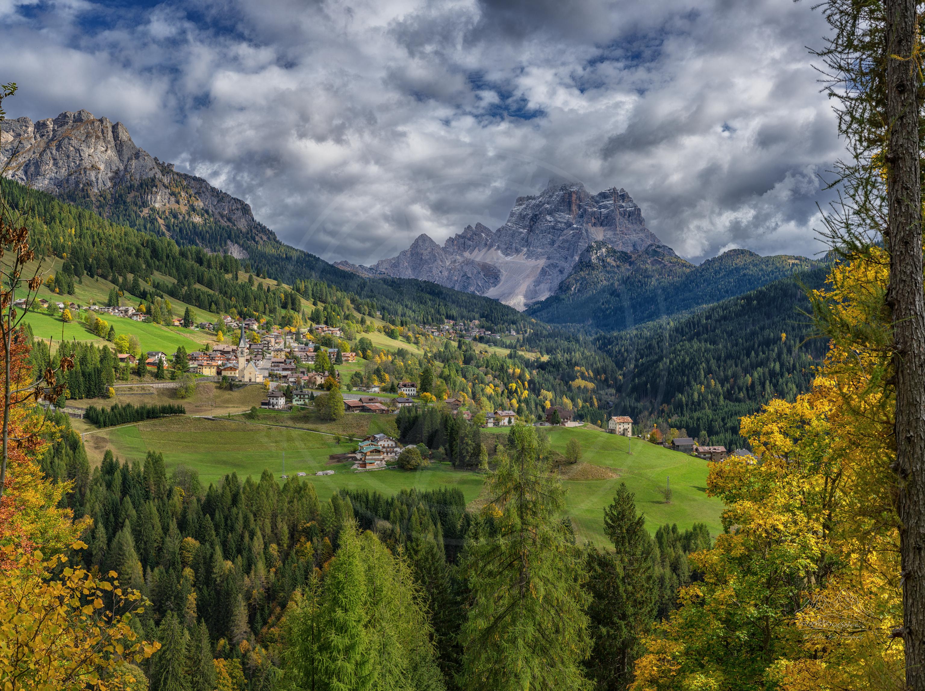Herbst Panorama Landschaft über dem Tal von Colle Santa Lucia