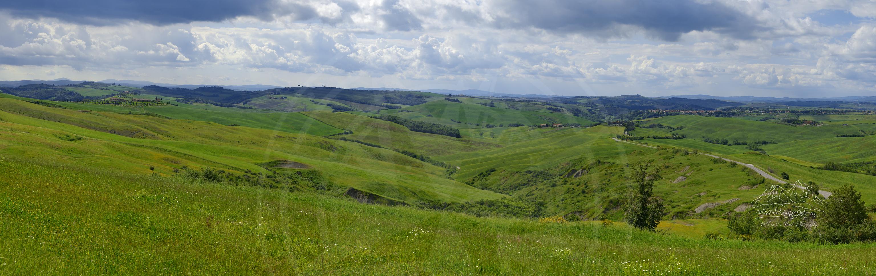 Panorama Frühling Landwirtschaftliche Landschaft in Asciano, Toskana, Italien