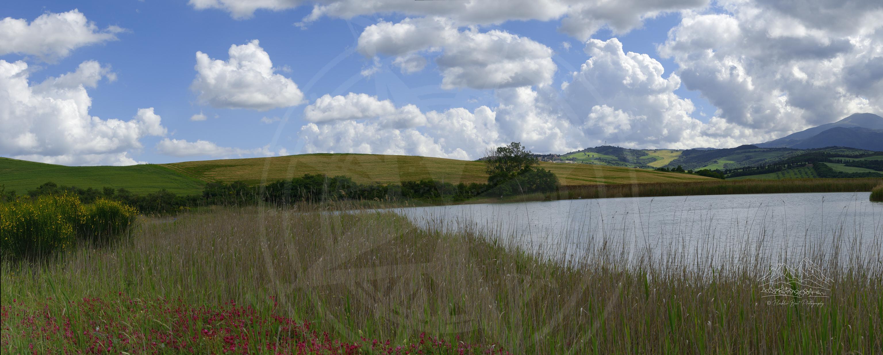 Panoramatische Frühlingslandschaft am La Foce See in der Toskana