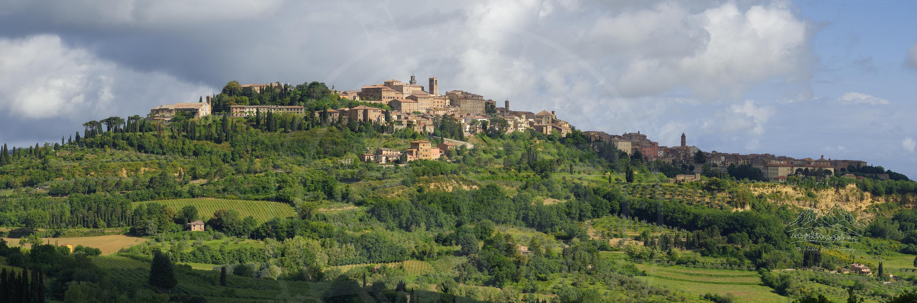 Panoramische Frühlingslandschaft im Valdichiana-Tal bei Montepulciano