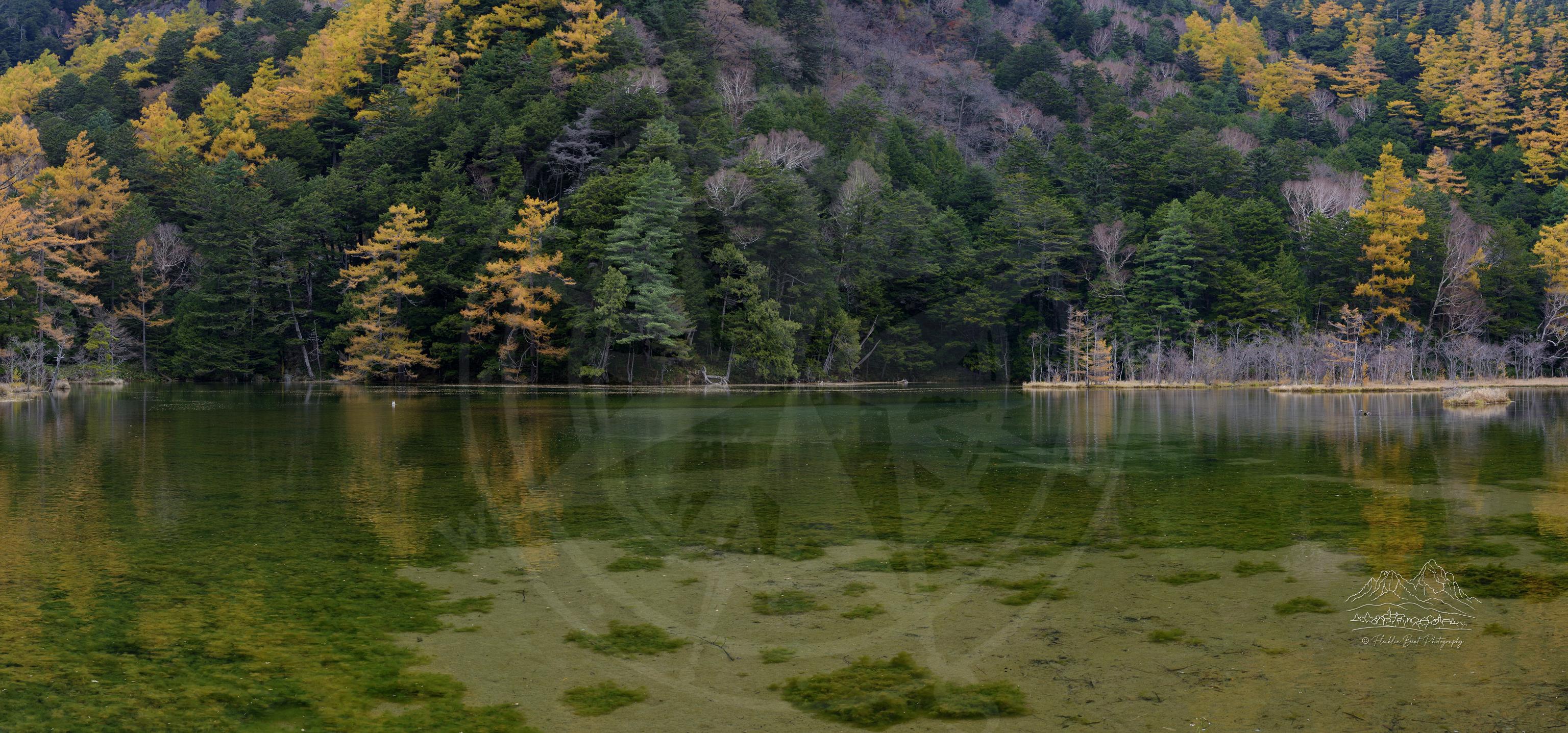 Herbst-Panorama eines Bergsees in Kamikochi, Nagano, Japan