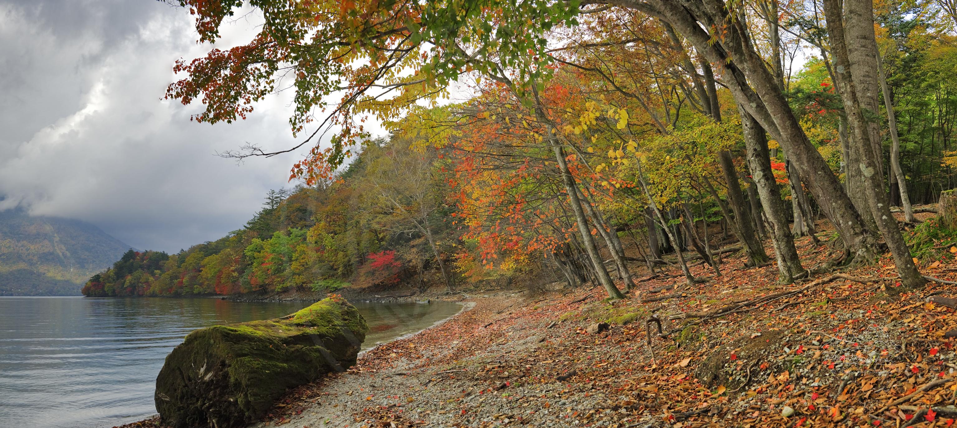 Herbstpanorama am Chuzenji-See im Nikko-Nationalpark
