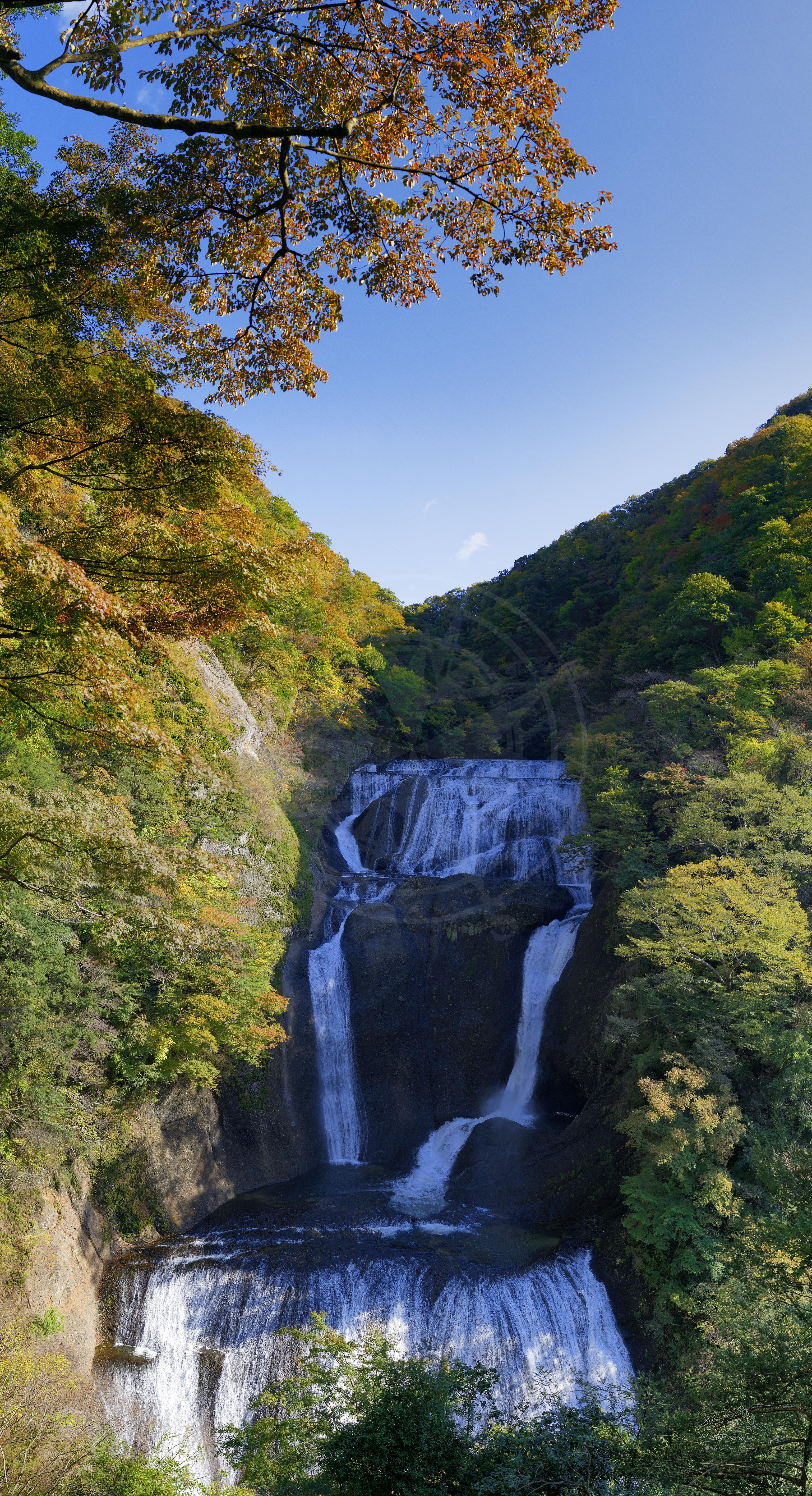 Herbst Panorama von Fukuroda Wasserfall bei Daigo, Japan