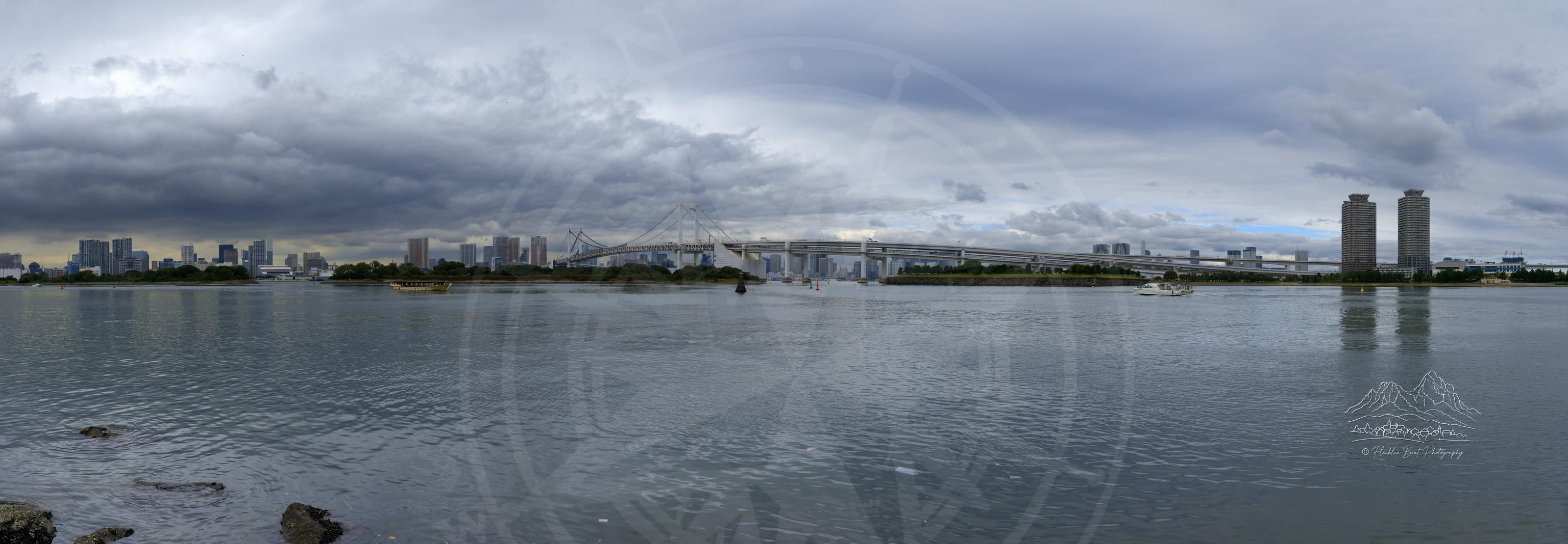 Herbst-Panorama der Tokyoter Odaiba-Skyline vom West-Promenadenweg
