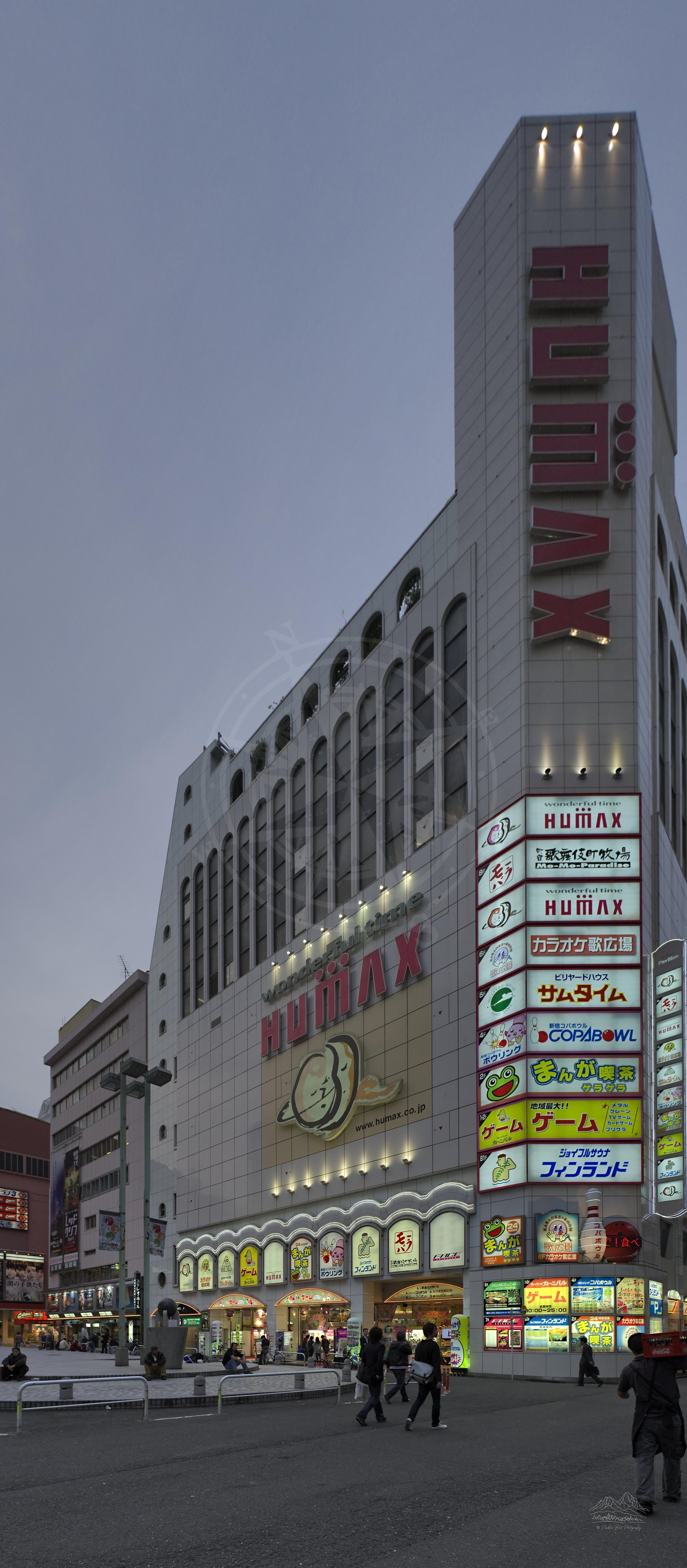 Herbst-Nacht-Panorama vom Cinecity Square in Shinjuku, Tokio