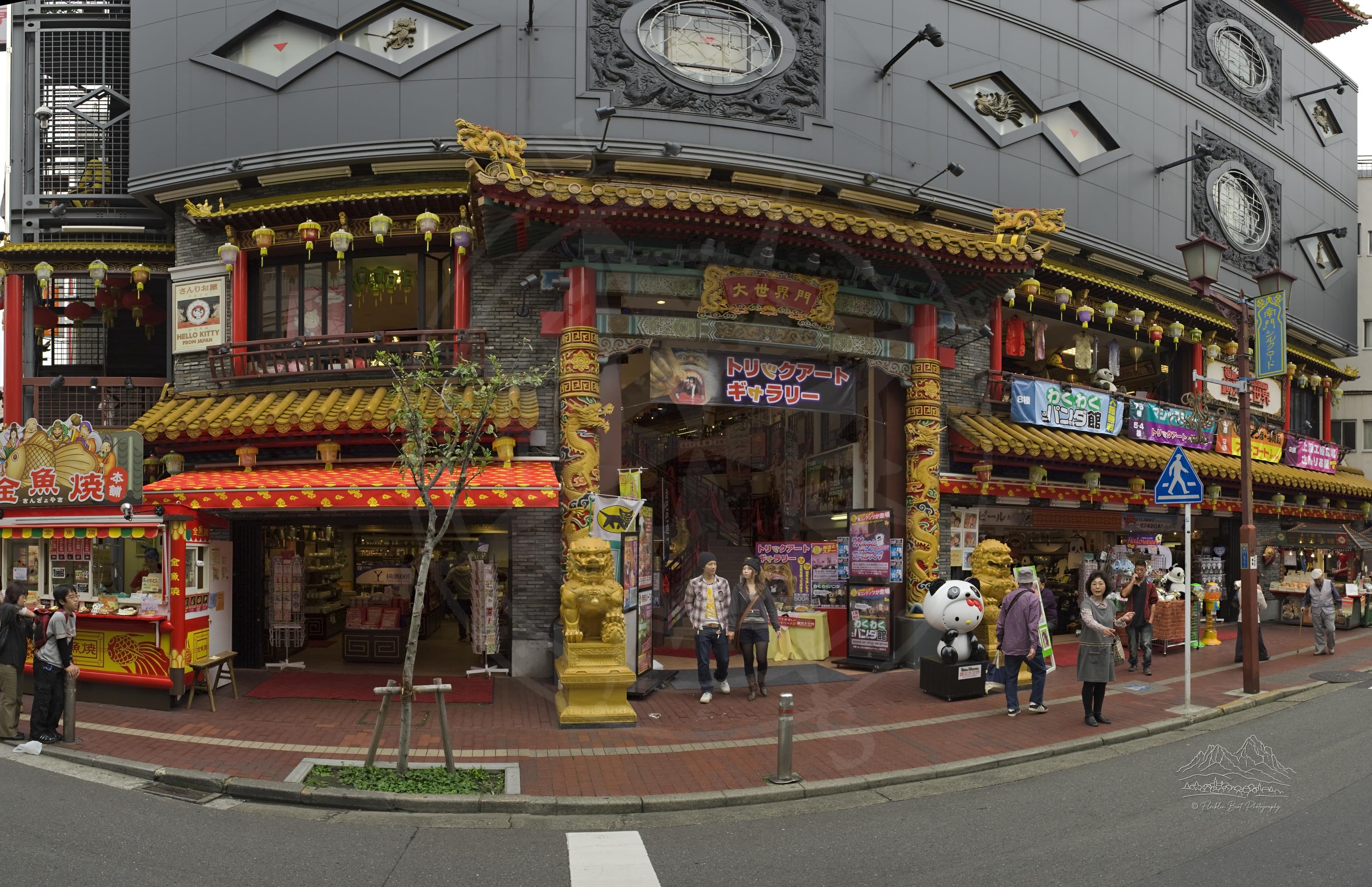 Panoramablick auf den Nachtmarkt in Yokohamas Chinatown an der Minami-Mon Silk Road im Herbst