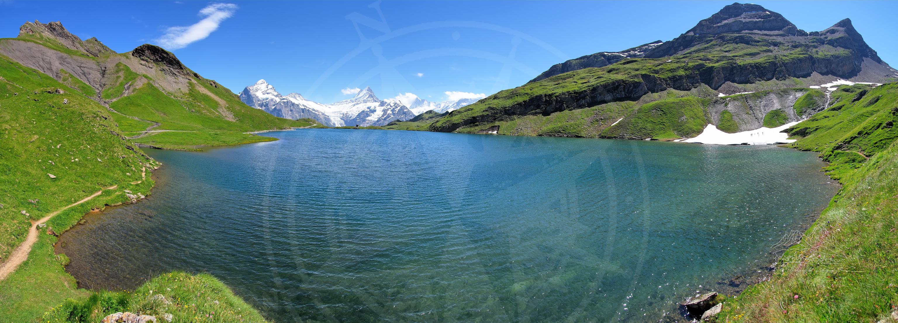 スイス・グリンデルワルトのバッハルプゼー山岳湖の夏のパノラマ