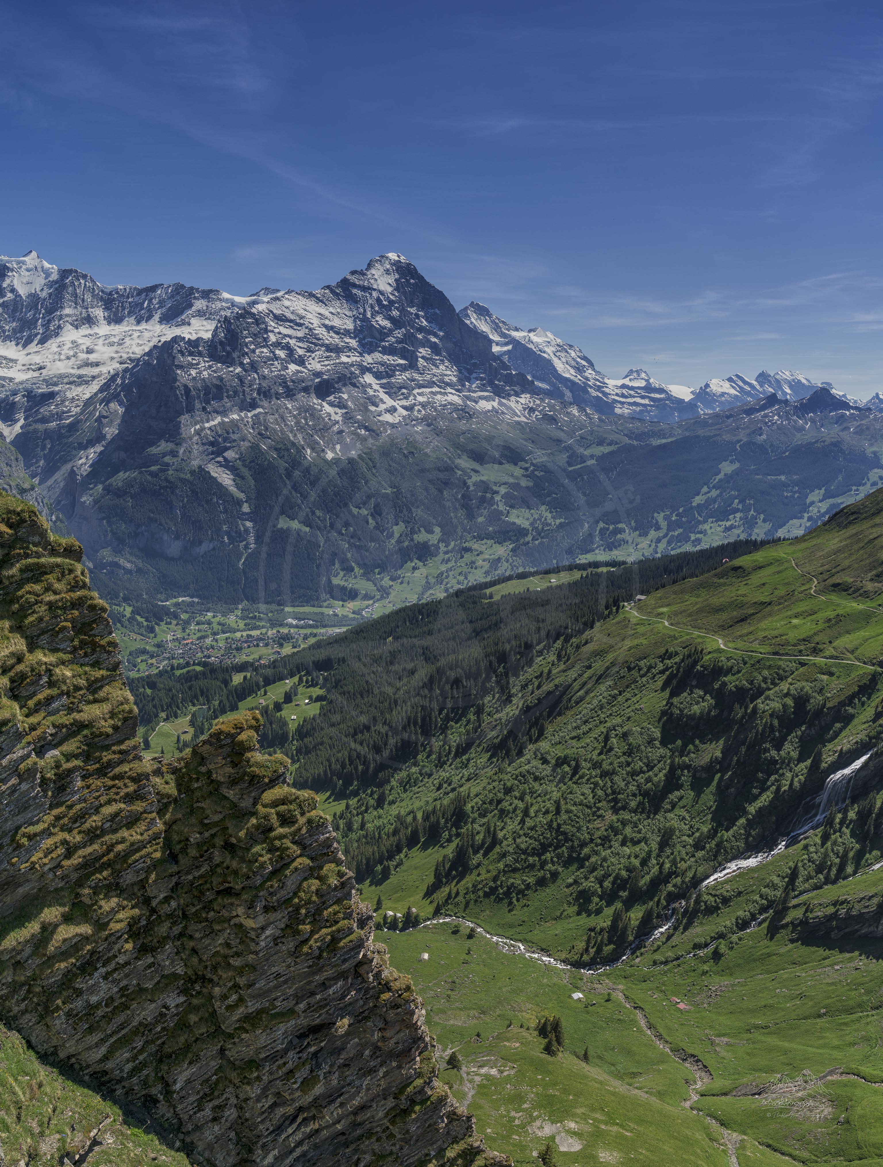 Panoramablick im Sommer vom First Cliff Walk in Grindelwald