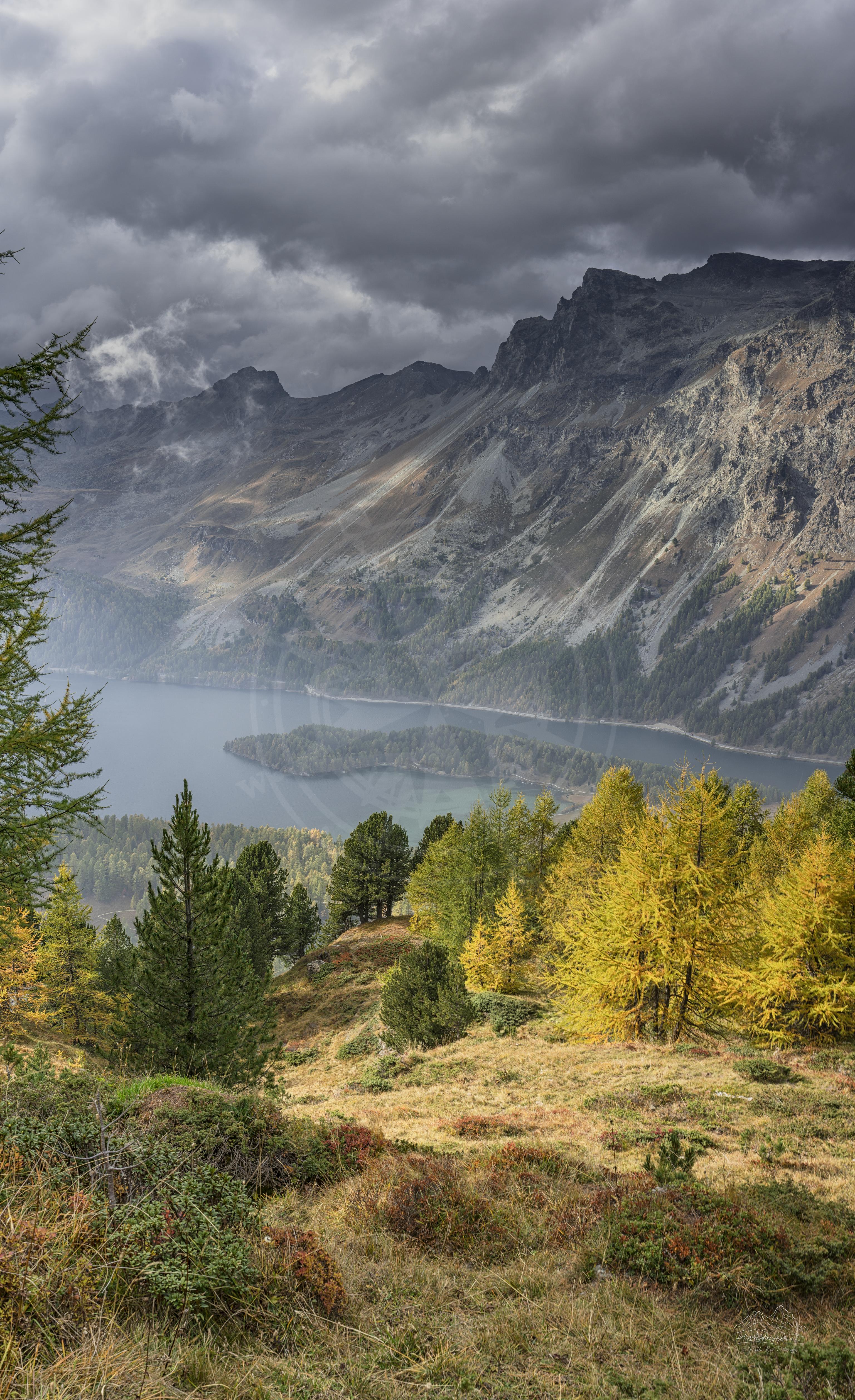 Herbstpanorama mit Bergsee am Furtschellas Aussichtspunkt, Schweiz