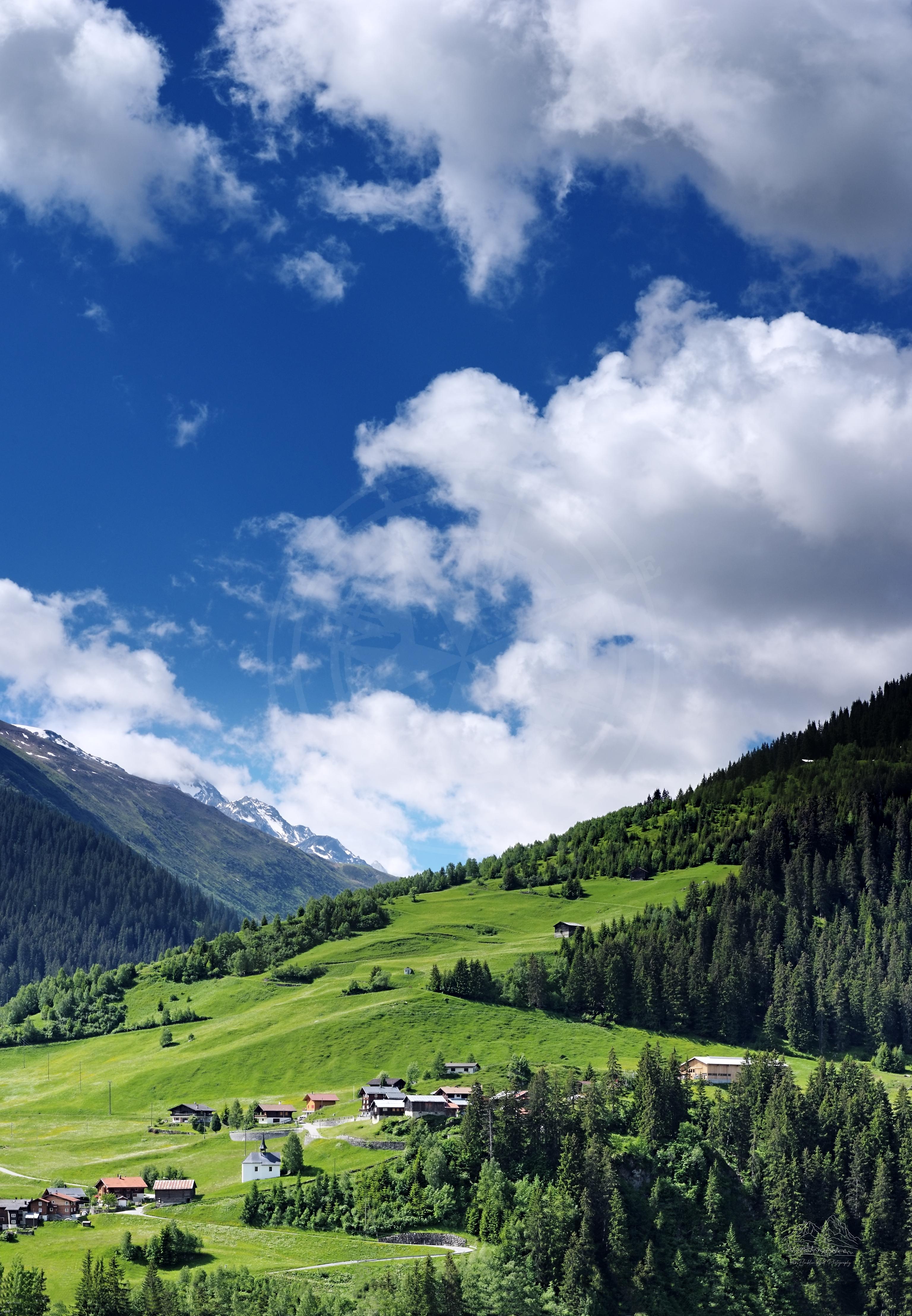 Sommerpanorama von Tal und Dorf bei Jugendhotel Alpina in Sedrun, Schweiz
